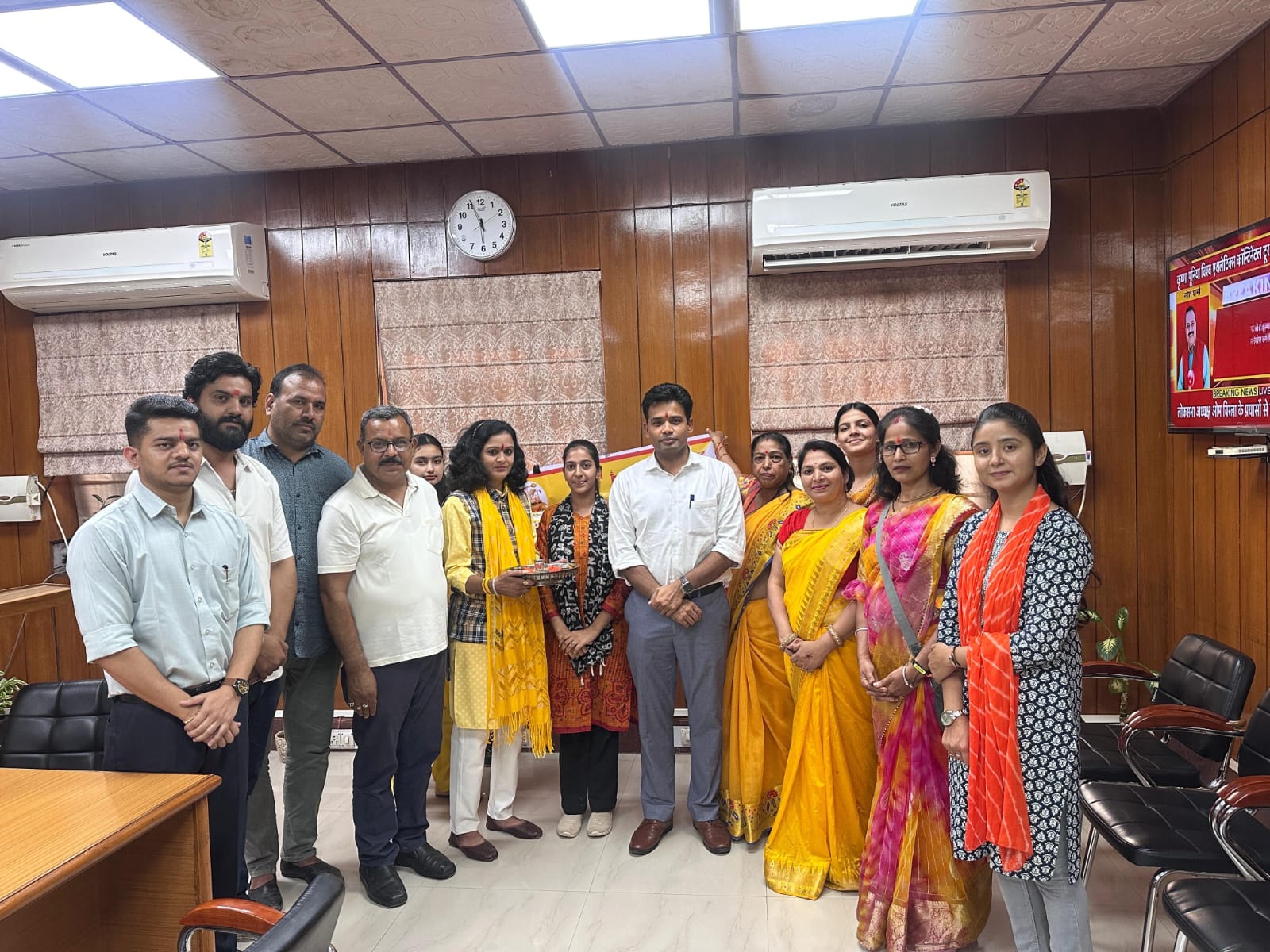  चित्तौड़गढ़ - विश्व हिंदू परिषद की मातृशक्ति दुर्गावाहिनी ने प्रशासनिक अधिकारियों को बांधा रक्षा सूत्र