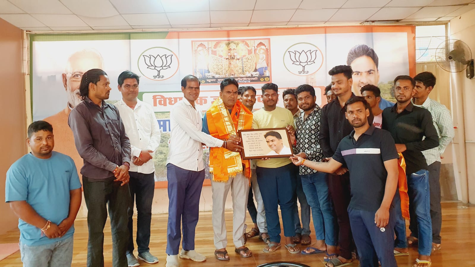 चित्तौड़गढ़ - विकास कार्यों के लिए विधायक आक्या का वार्डवासियों ने किया सम्मान