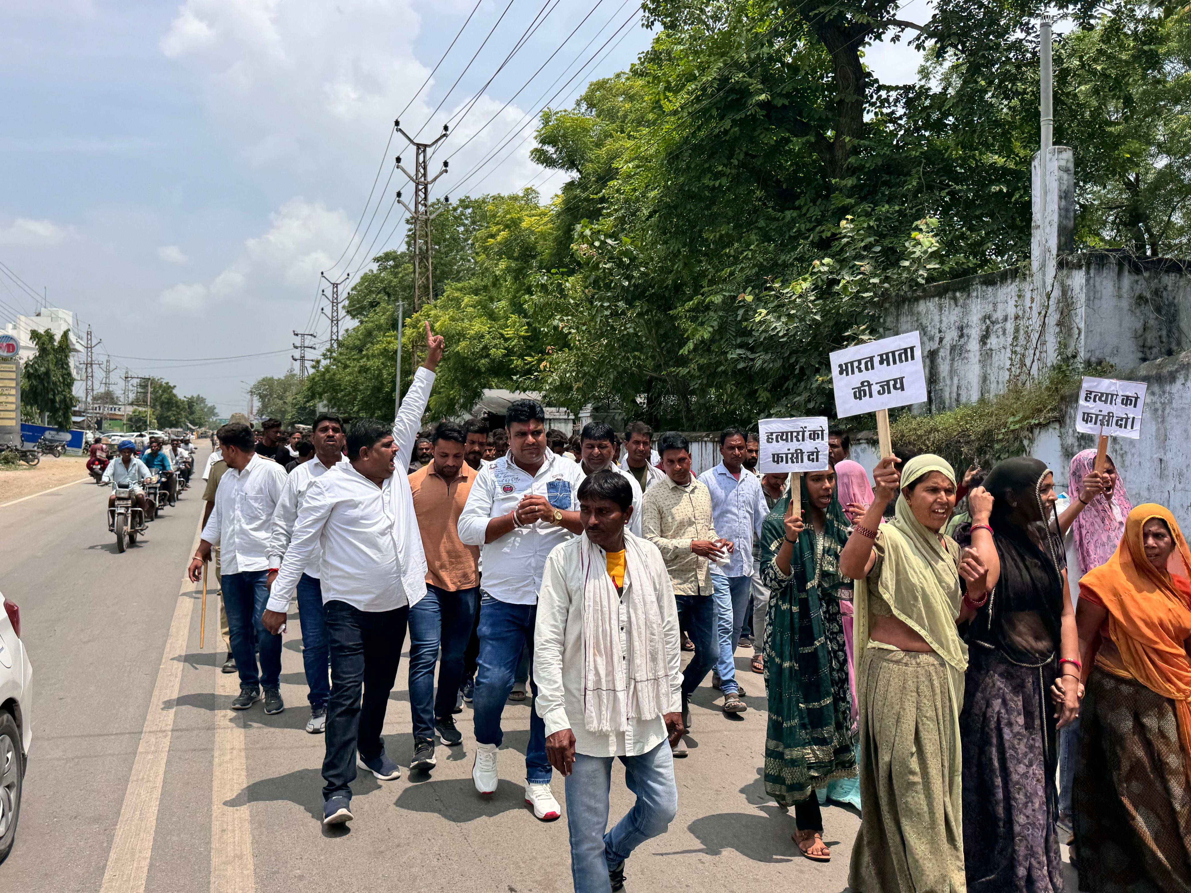 चित्तौड़गढ़ - कीर समाज ने धरना-प्रदर्शन करके जिला कलेक्टर को मुख्यमंत्री के नाम सोपे ज्ञापन