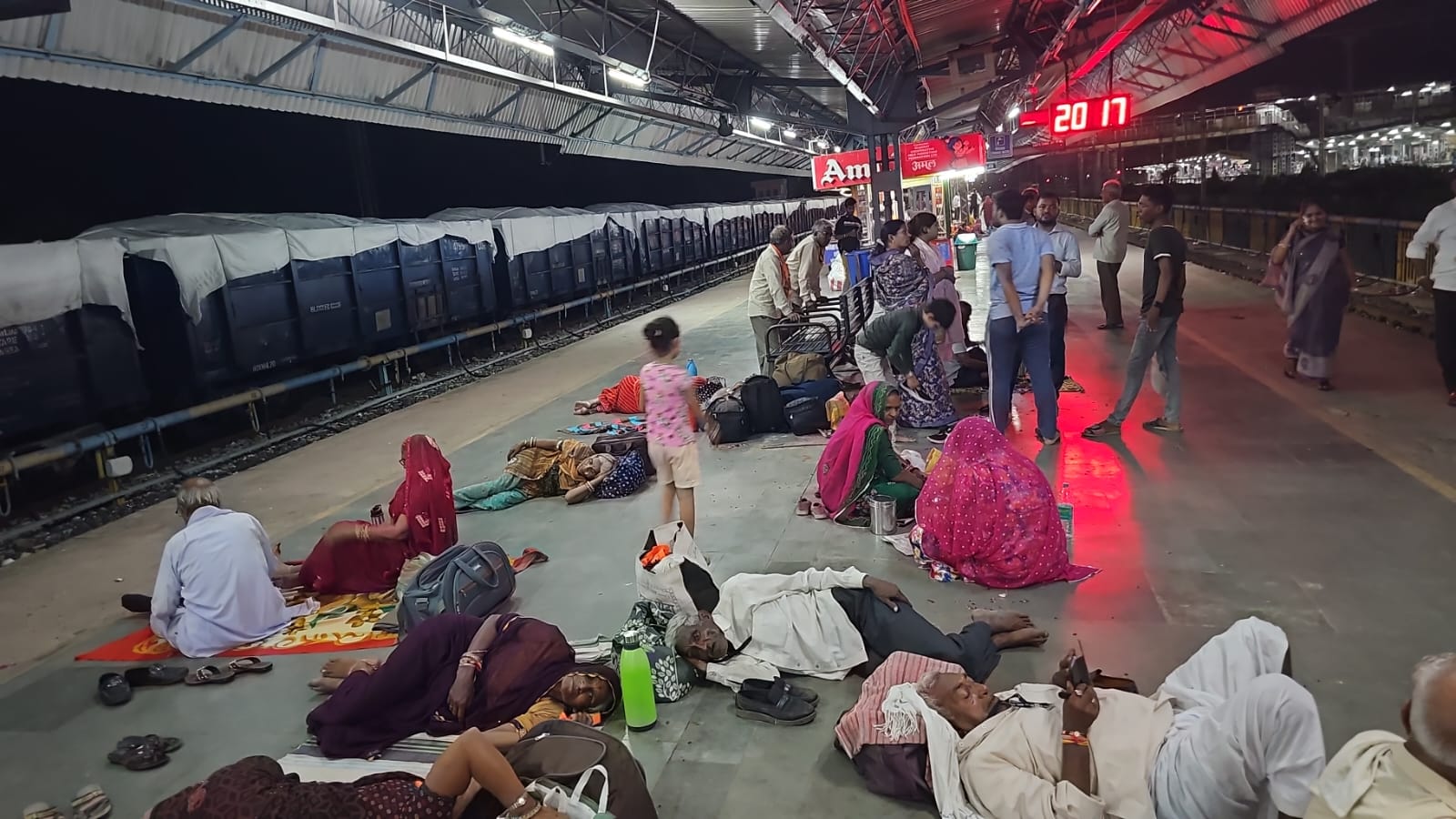 चित्तौड़गढ़ - वरिष्ठ नागरिक तीर्थ यात्रा ट्रेन का इंजन हुआ फेल, तीन घंटे बाद भी नहीं पहुंची ट्रेन, यात्री हुवे परेशान
