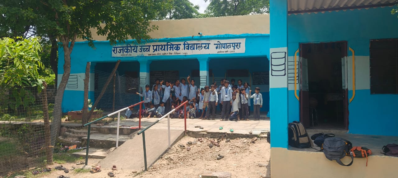 चित्तौड़गढ़ - भामाशाह ने कराया गोपालपुरा स्कूल भवन का रंगरोगन