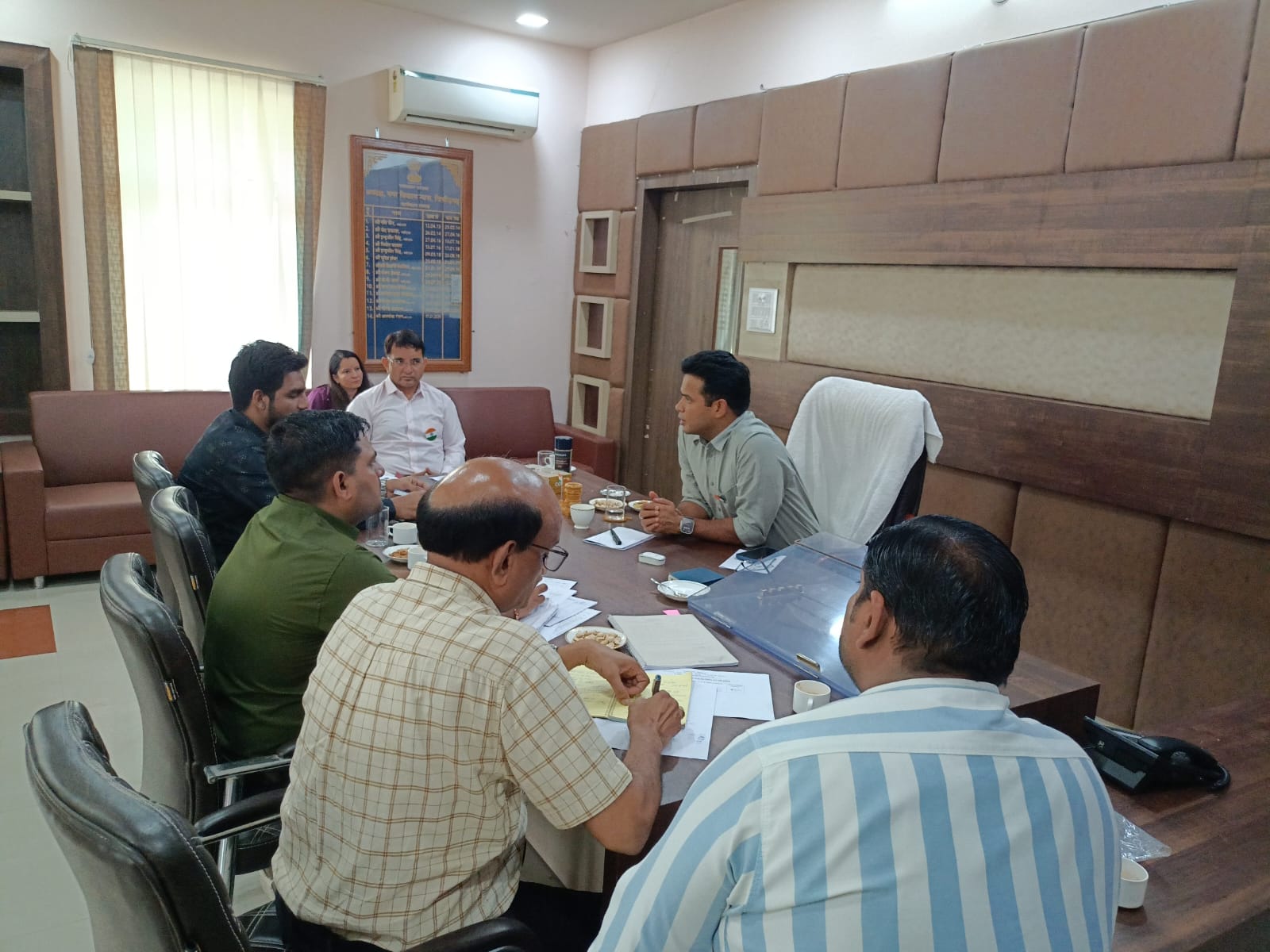 चित्तौड़गढ़ - जिला कलक्टर ने ली यूआईटी में अधिकारियों की बैठक, टाउनशिप पॉलिसी के तहत शहर का विस्तारित प्लान तैयार करने के निर्देश