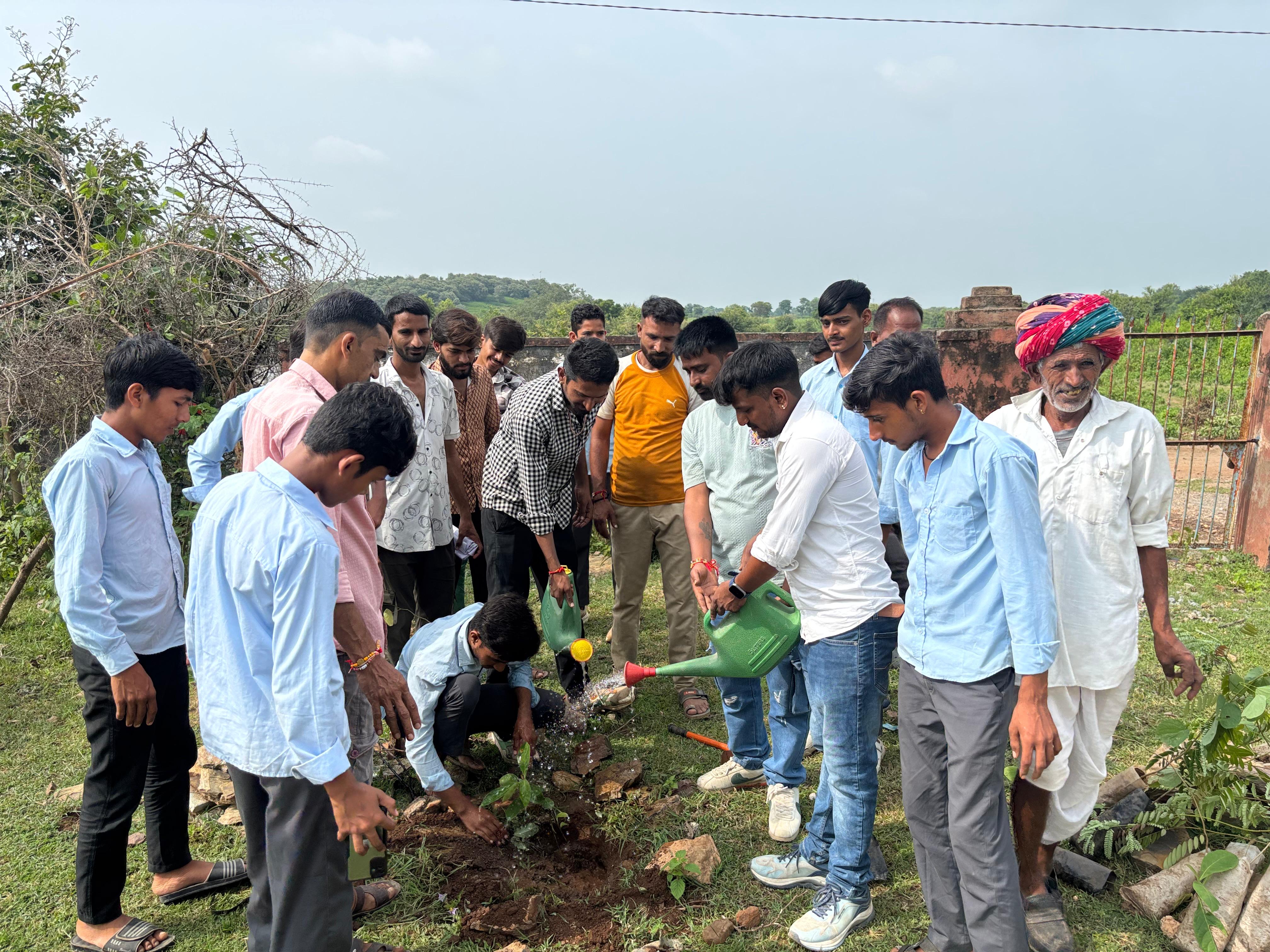 चित्तौड़गढ़ - विद्यालय में किया पौधारोपण