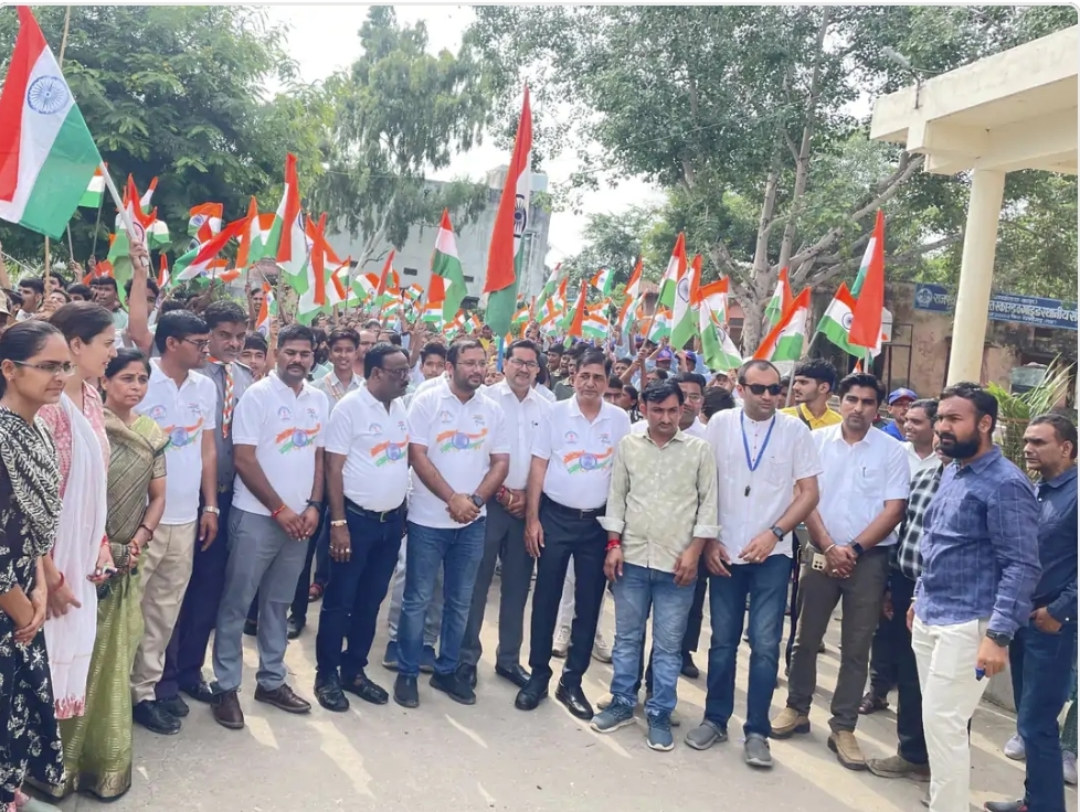 चित्तौड़गढ़ / कपासन - तिरंगा यात्रा में शहर की स्कूलों के छात्र और अधिकारी हुए शामिल, भारत माता की जय के लगे नारे
