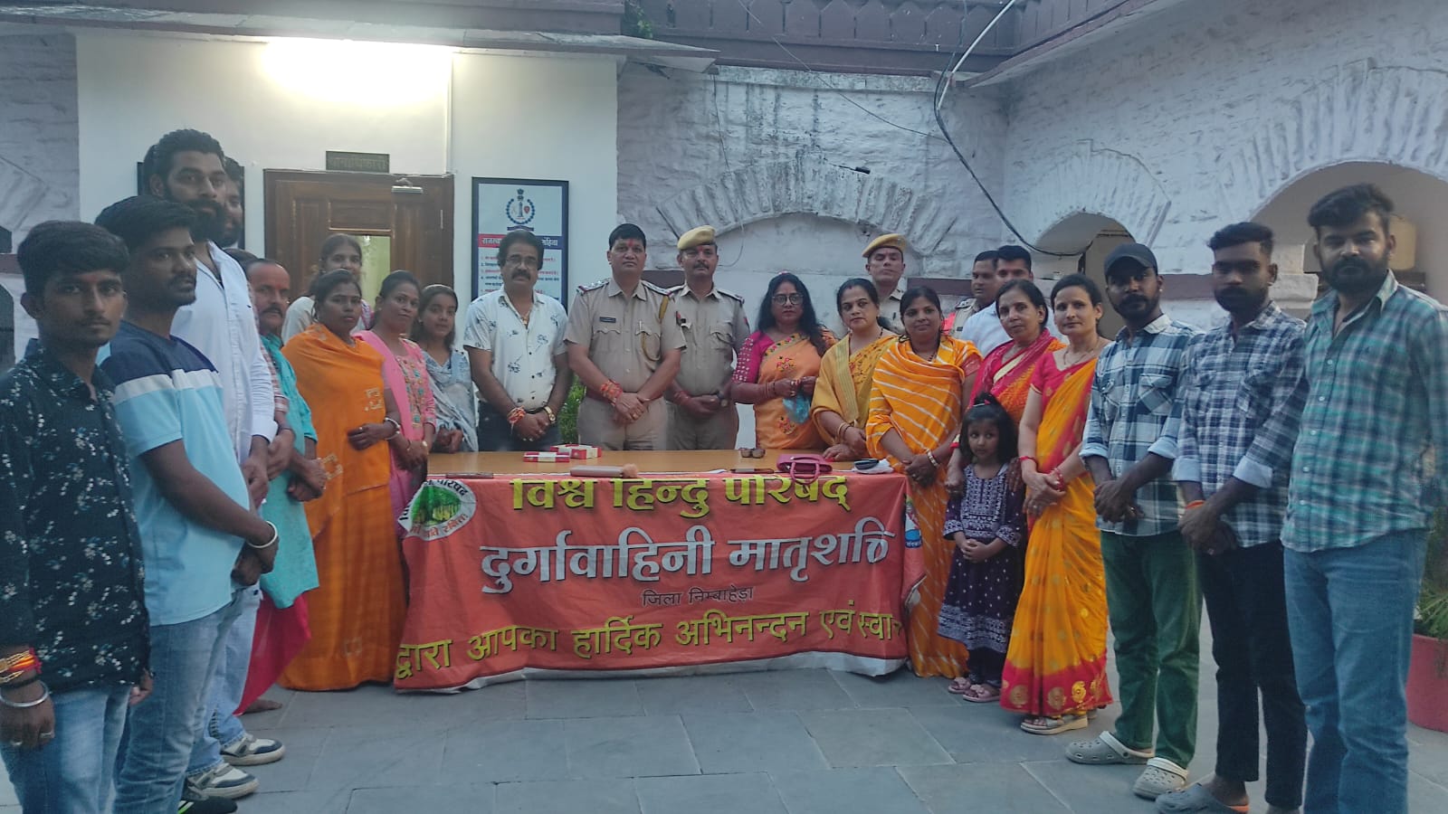 चित्तौड़गढ़ / निम्बाहेड़ा - विश्व हिंदू परिषद व दुर्गा वाहिनी ने चिकित्सकों, पुलिस अधिकारियों और सेवा बस्ती में बांधा रक्षा सूत्र