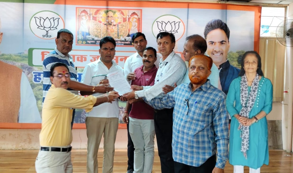 चित्तौड़गढ़ - शिक्षकों की विभिन्न समस्याओं को लेकर विधायक को सौंपा ज्ञापन