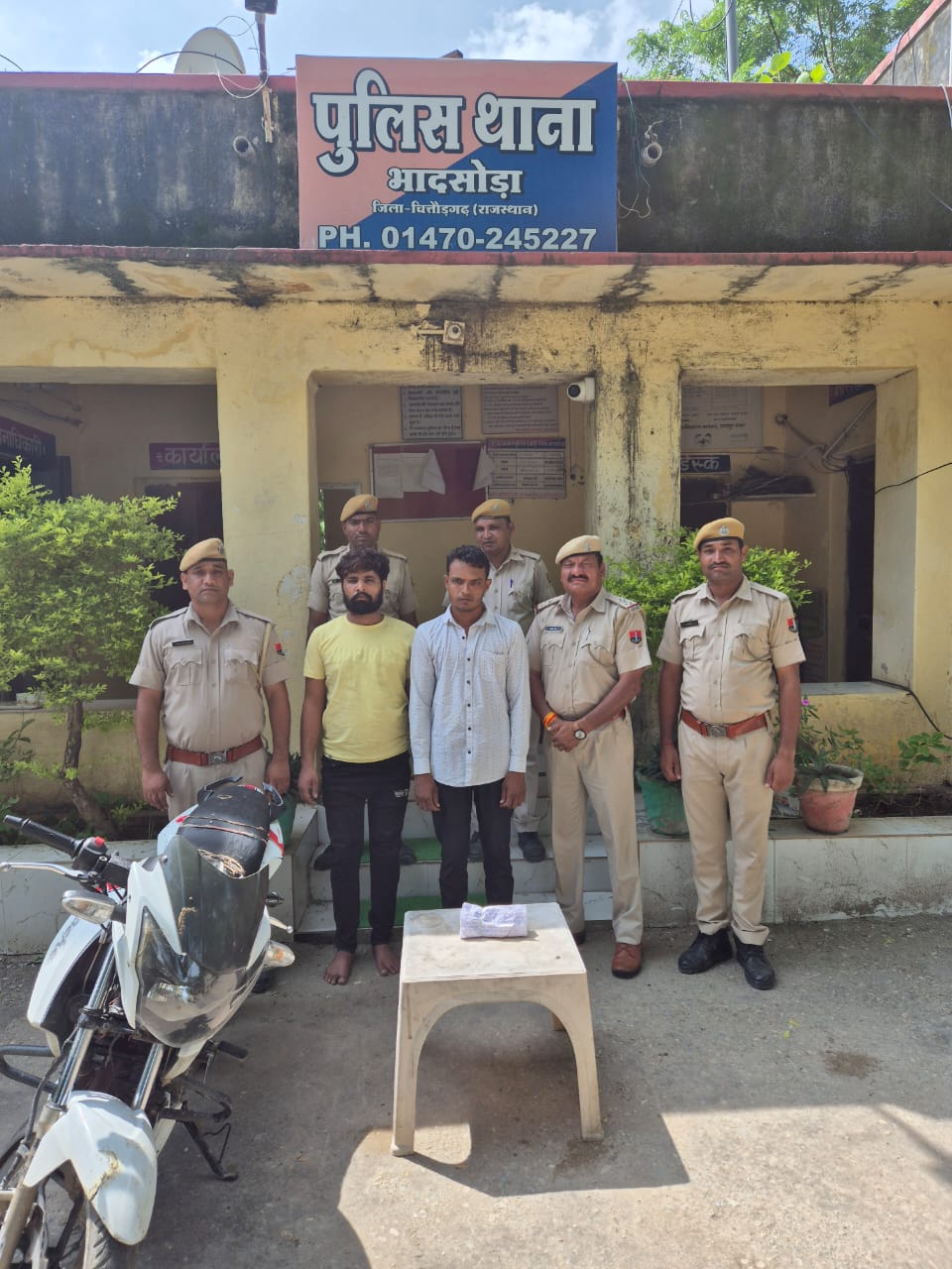 चित्तौड़गढ़ - हाईवे डकैती के वांछित दो आरोपी गिरफ्तार, लुट की राशि ढाई लाख रूपये बरामद