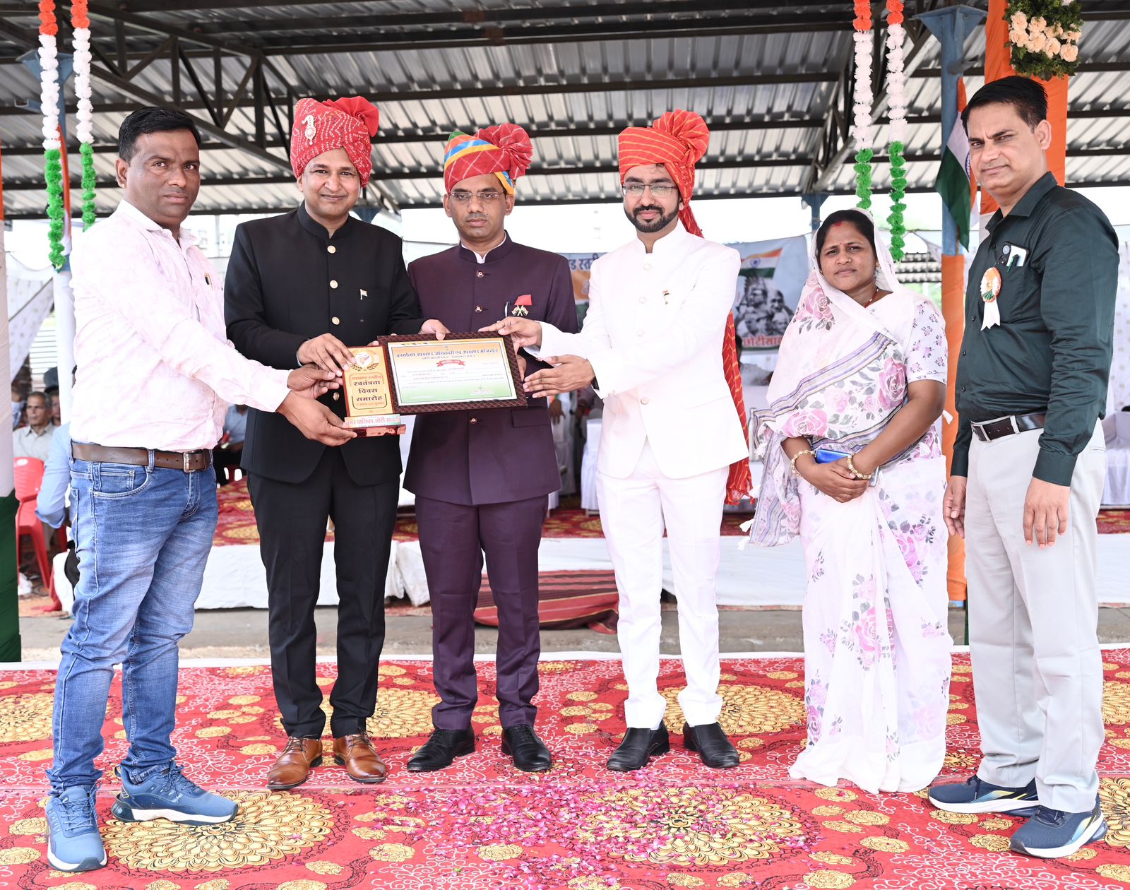 प्रतापगढ़ / छोटीसादड़ी - छोटीसादड़ी में स्वतंत्रता दिवस पर आरटीआई एक्टिविस्ट सालवी हुवे सम्मानित