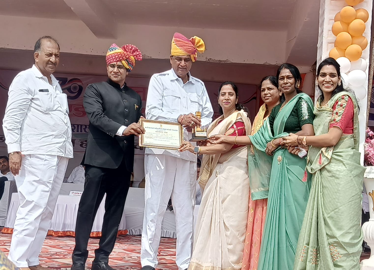 चित्तौड़गढ़ / निम्बाहेड़ा - स्वतंत्रता दिवस पर निंबाहेड़ा में तिरंगा फहरायाः उपखंड स्तर पर 55 लोगों का सम्मान, कांग्रेस-भाजपा कार्यालयों में ध्वजारोहण