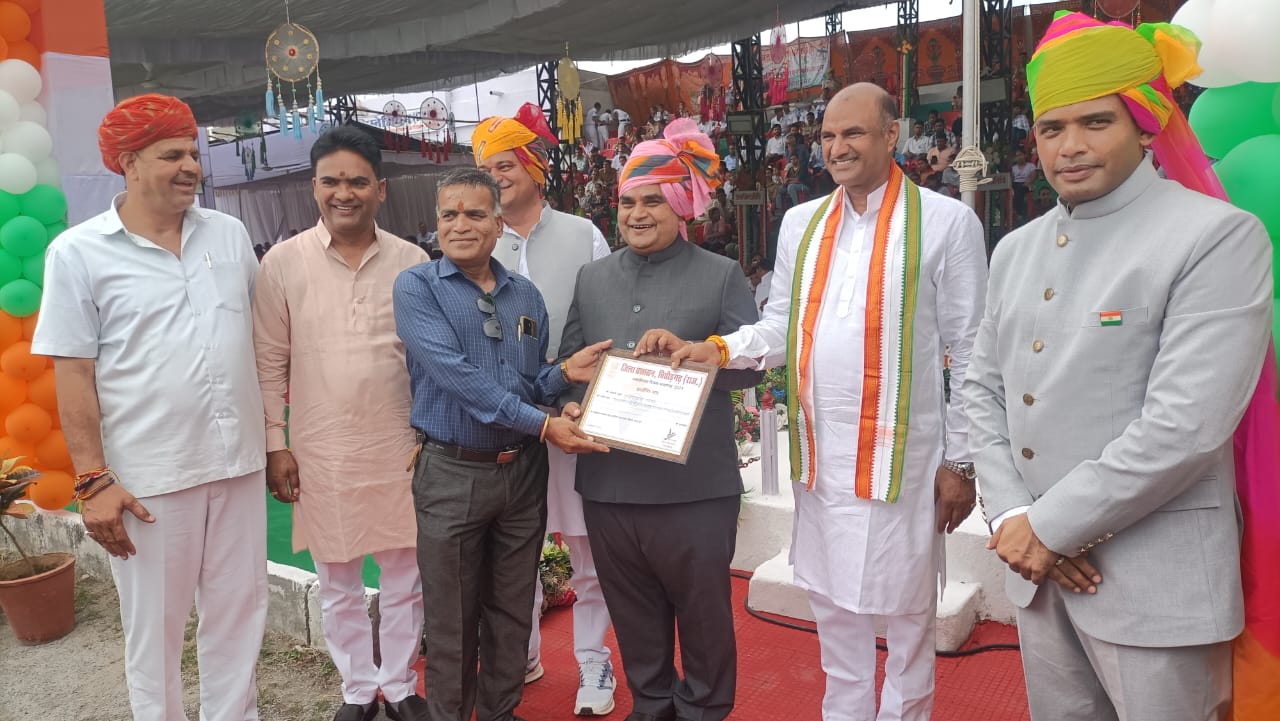  चित्तौड़गढ़ - पत्रकार व्यास जिला स्तर पर सम्मानित