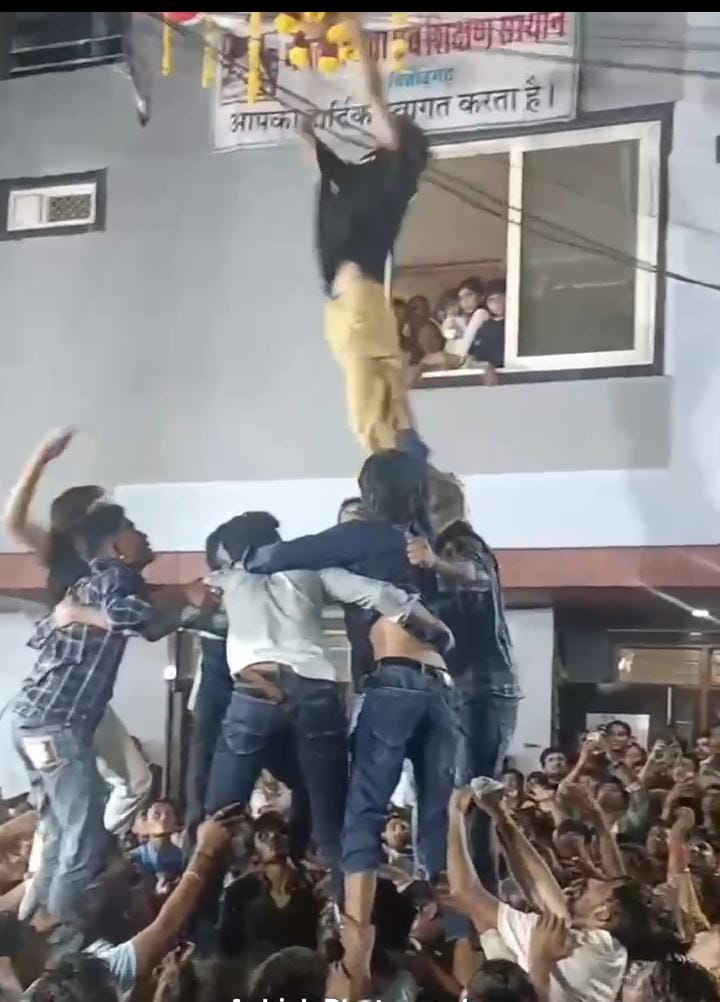  चित्तौड़गढ़  / बस्सी  - बस्सी में धूमधाम से मनाया कृष्ण जन्मोत्सव, मटकी फोड़ प्रतियोगिता में आजाद नगर की टीम रही अव्वल