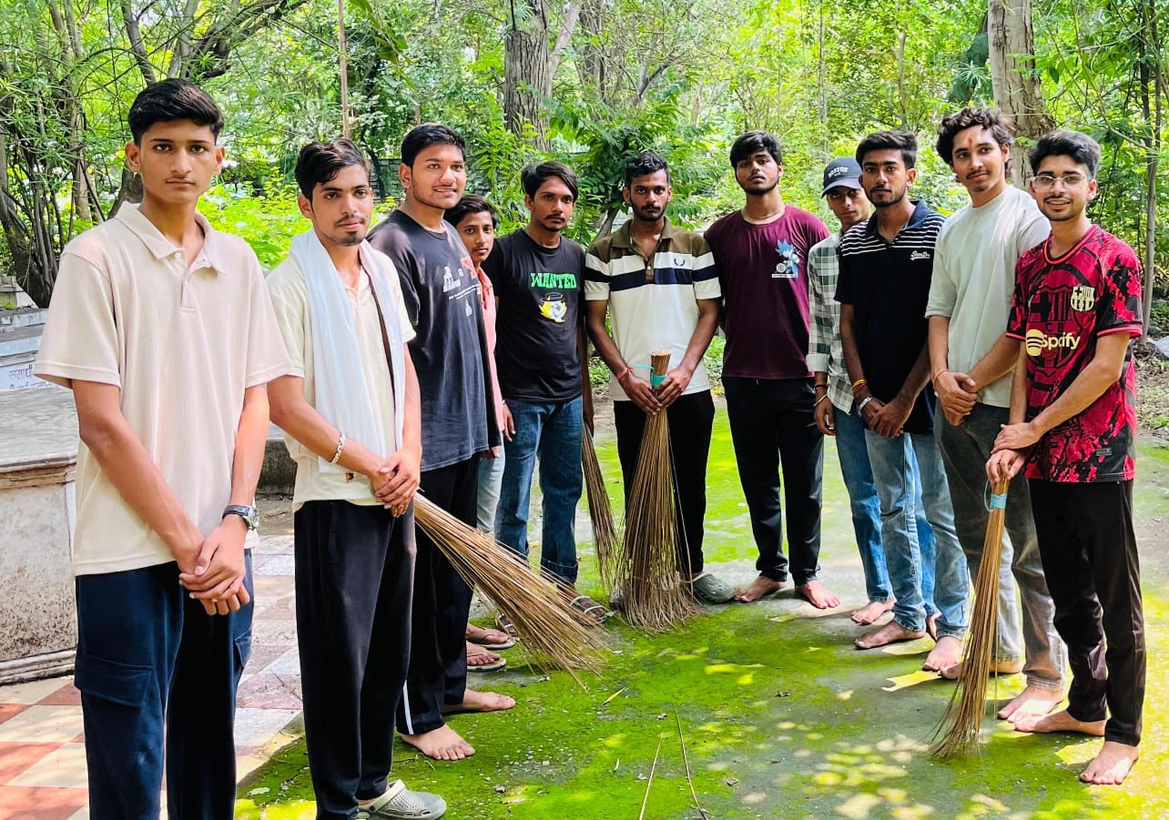 चित्तौड़गढ़ - हेल्पिंग क्लब सदस्यों ने किया श्रमदान, की साफ-सफाई