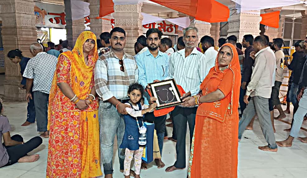 चित्तौड़गढ़ / बिनोता - सांवलिया सेठ को भेंट किया 176 ग्राम चांदी का स्टेथोस्कोप