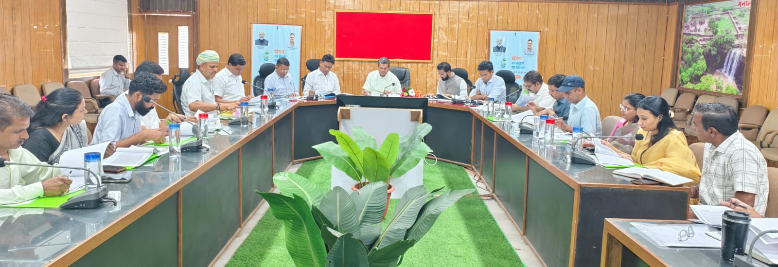 चित्तौड़गढ़  - खाद्य एवं नागरिक आपूर्ति मंत्री ने लिए अधिकारियों की बैठक