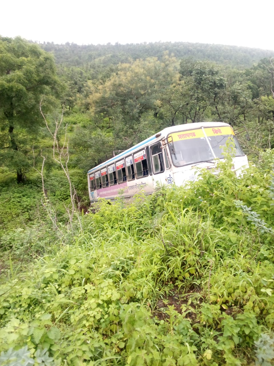 प्रतापगढ़ - राष्ट्रीय राजमार्ग पर खाई में उतरी रोडवेज बस, बड़ा हादसा टला