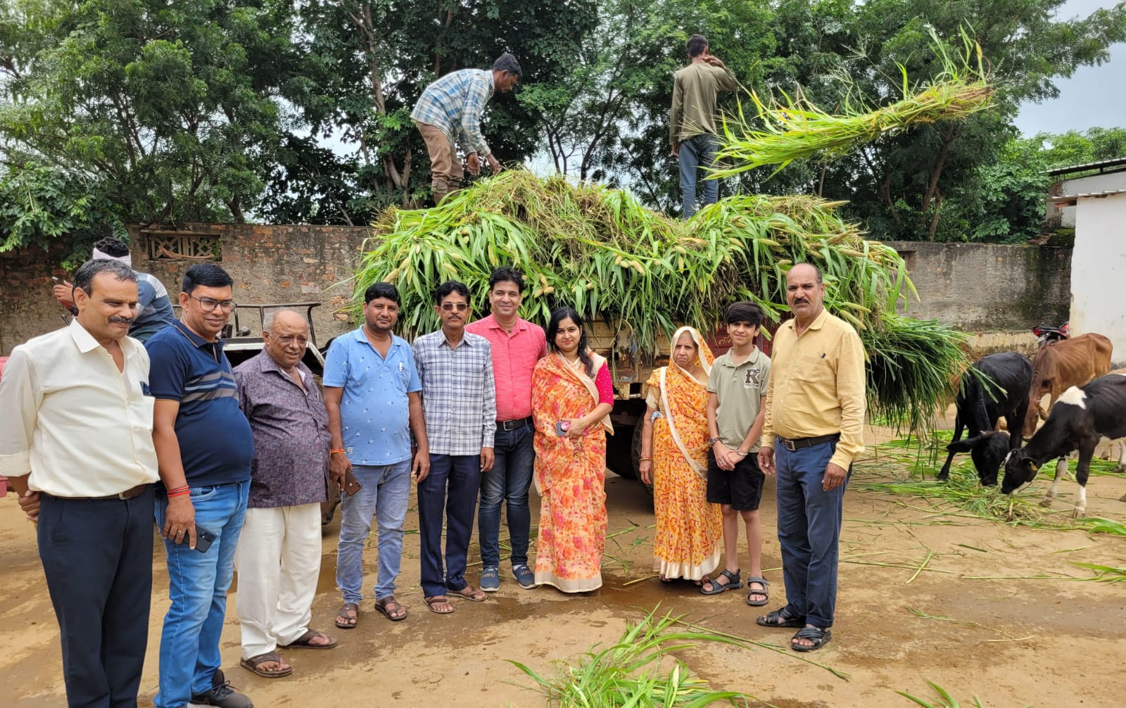 प्रतापगढ़ /  छोटीसादड़ी - भारत विकास परिषद ने ग्वाल गोपाल गौशाला में गायों को खिलाई हरी घास, दी श्रद्धांजलि
