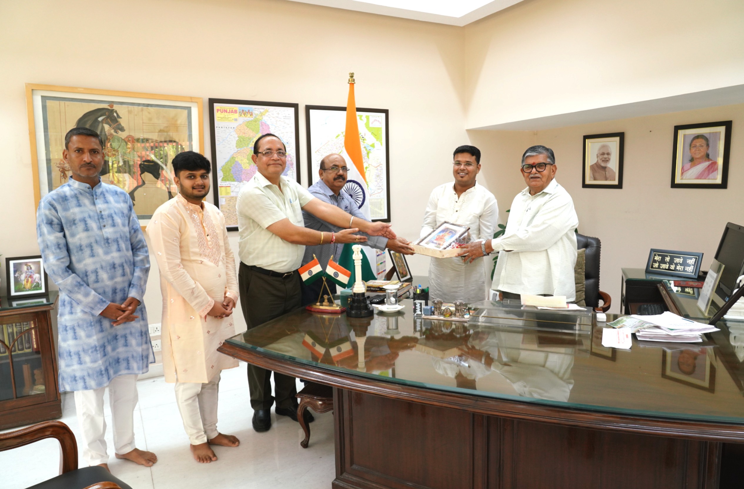 प्रतापगढ़ / छोटीसादड़ी - छोटीसादड़ी के समकित वया ने की पंजाब राज्यपाल से मुलाकात