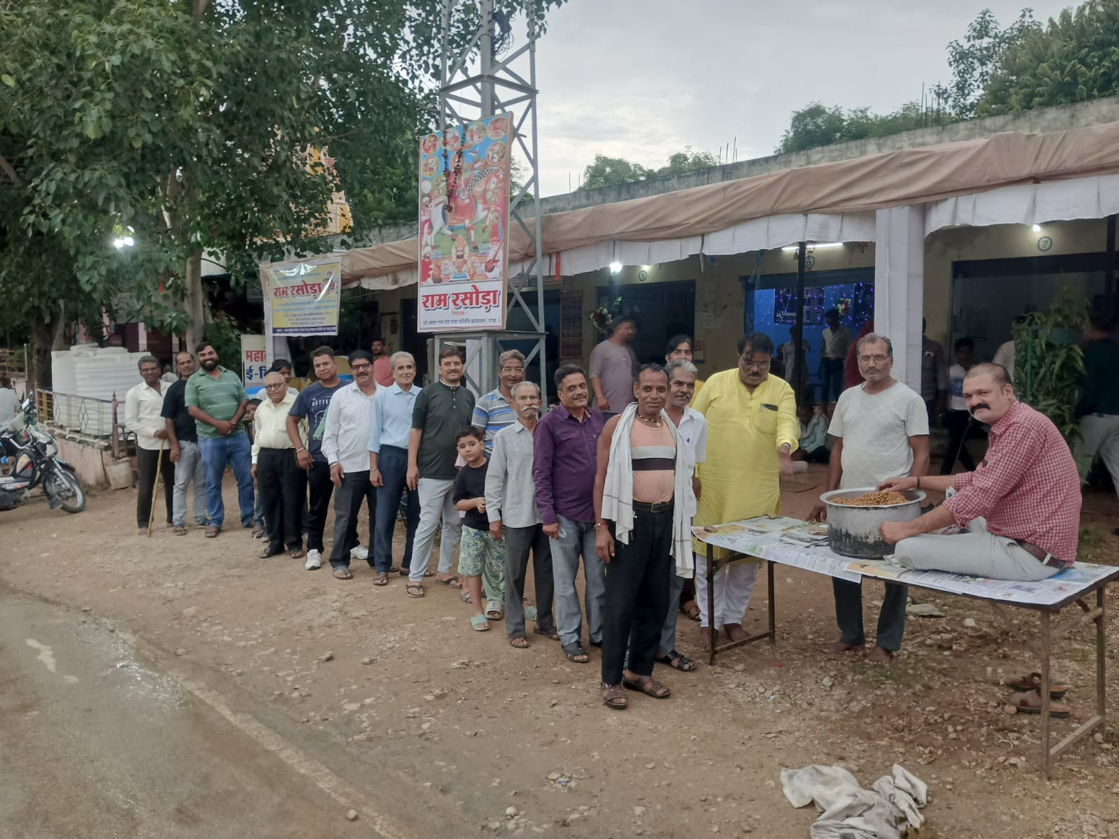 चित्तौड़गढ़ / कपासन - राधाकृष्ण मंदिर के समीप राम रसोड़े में भव्य अन्नकूट का आयोजन, श्रद्धालुओं की लगी कतारें 