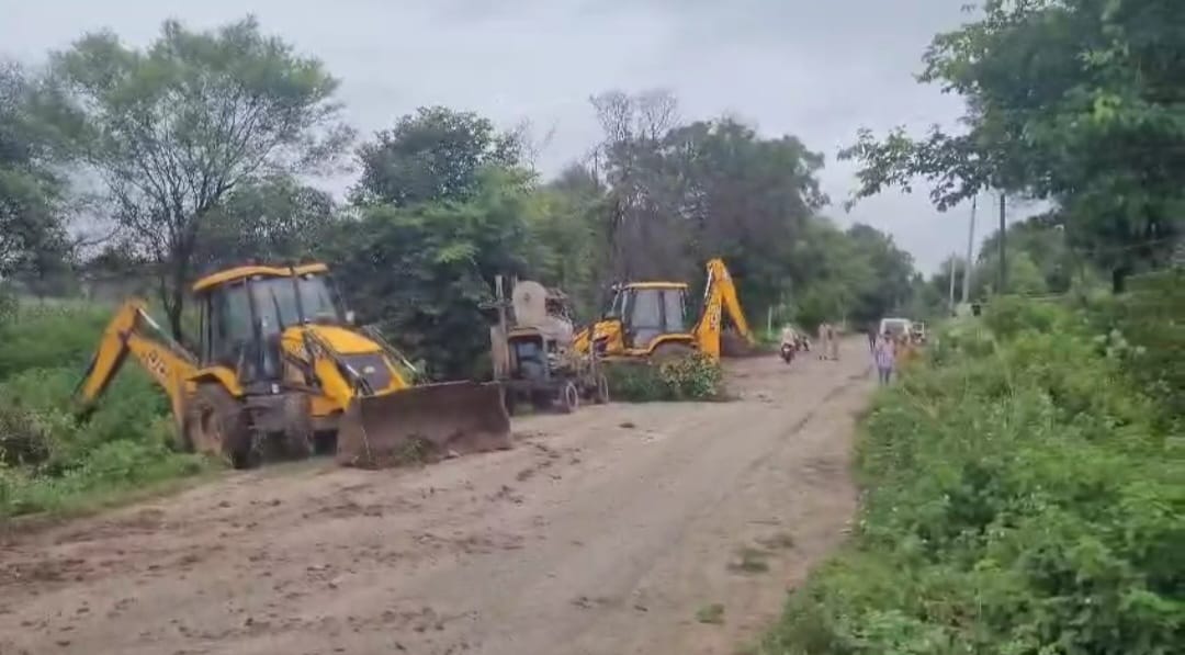  चित्तौड़गढ़ / डूंगला - अवैध भट्टियों पर चला पिला पंजा, पुलिस बल रहा तैनात 