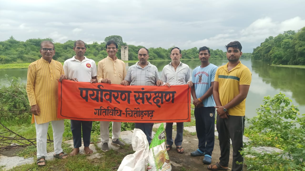  चित्तौड़गढ़ - रिमझिम बारिश के बीच संघ कार्यकर्ताओं ने संगम घाट पर की स्वच्छता, दिया पर्यावरण संरक्षण का संदेश