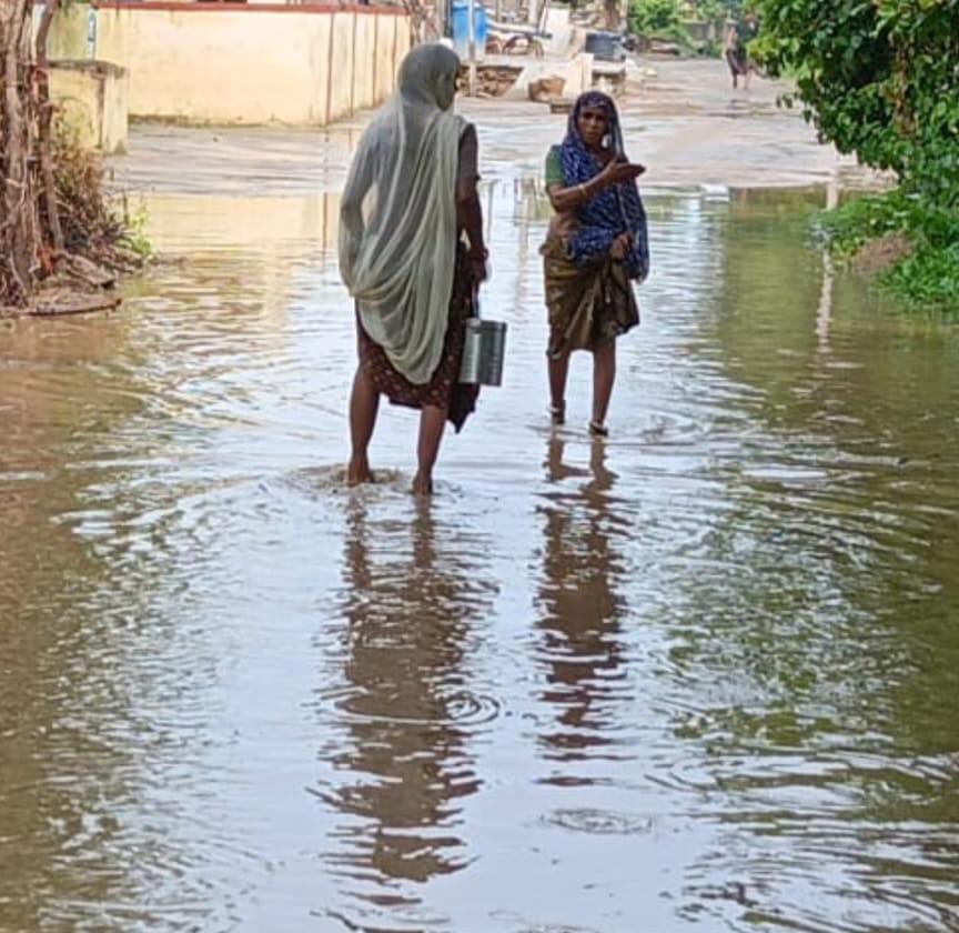  चित्तौड़गढ़ / मंडफिया -  मंडफिया पंचायत के ग़ीदाखेड़ा में बारिश से सड़क बनी मुसीबत, बच्चों और ग्रामीणों को भारी परेशानी