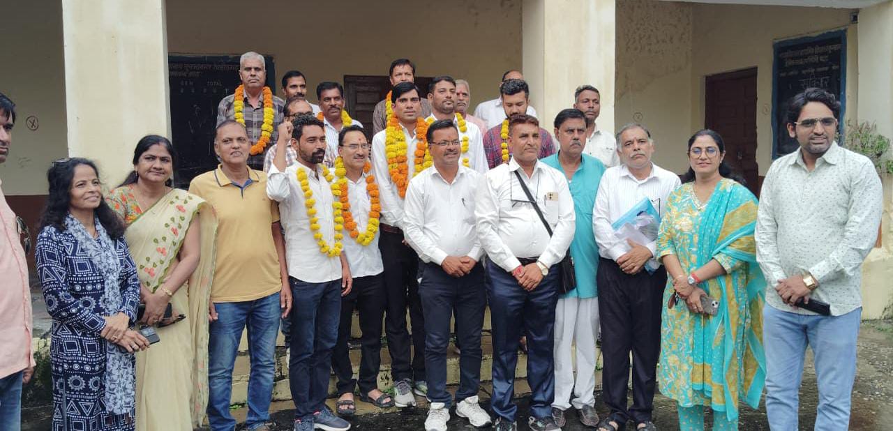 चित्तौड़गढ़  - शिक्षक संघ राष्ट्रीय उपशाखा चित्तौड़गढ़ के चुनाव सम्पन्न कालु लाल रायका अध्यक्ष और देवकीनंदन वैष्णव बने मंत्री