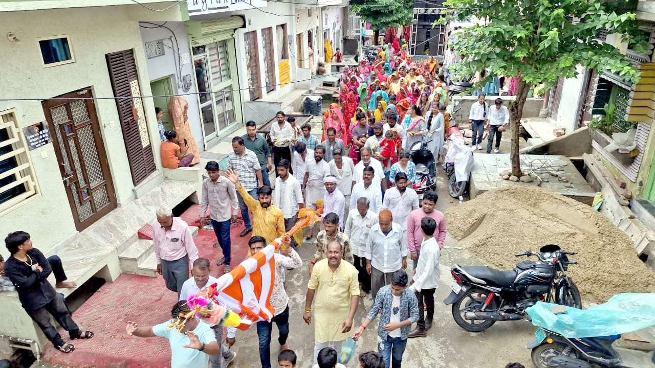 चित्तौड़गढ़ - भादवी बीज पर निकला जुलूस  डीजे की धुन पर धूमे भक्तगण