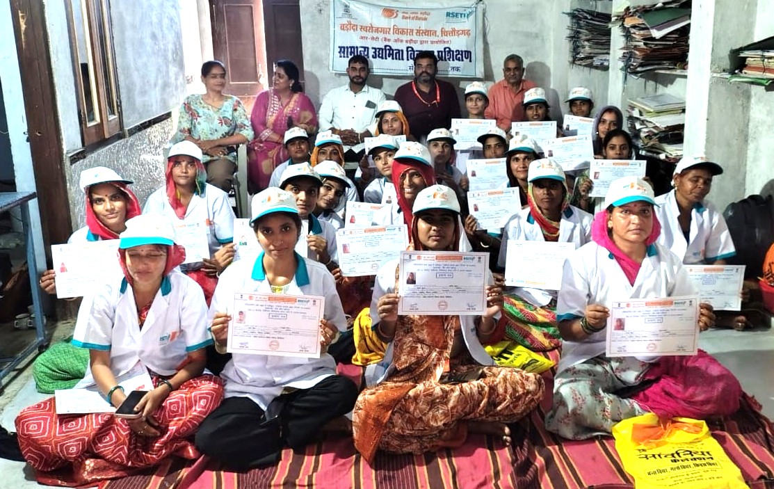  चित्तौड़गढ़ - महिलाओं ने साबुन, सर्फ, बर्तन धोने का लिक्विड और फिनायल बनाने का लिया प्रशिक्षण