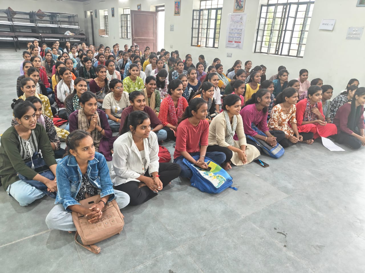 चित्तौड़गढ़ - कन्या महाविद्यालय में छात्राओं को दी गई राज्य सरकार की विभिन्न योजनाओं की जानकारी