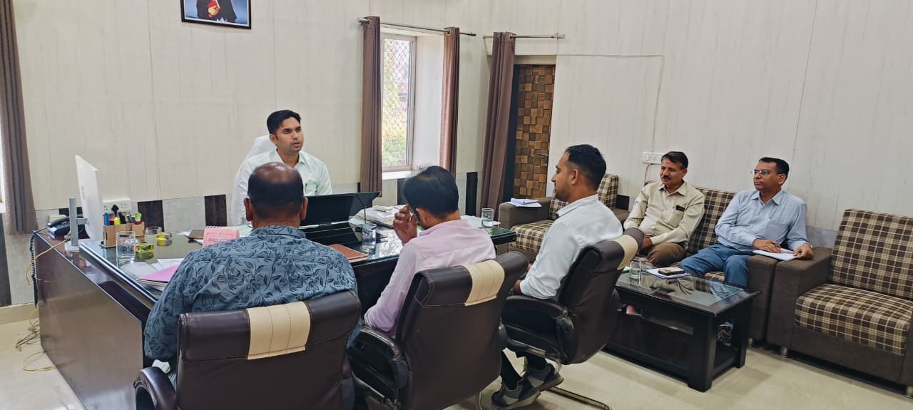 चित्तौड़गढ़ / बेंगू  -  निराश्रित गोवंश और पशु पुनर्वास केन्द्रों के संबंध में उपखंड अधिकारी सामरिया ने की समीक्षा