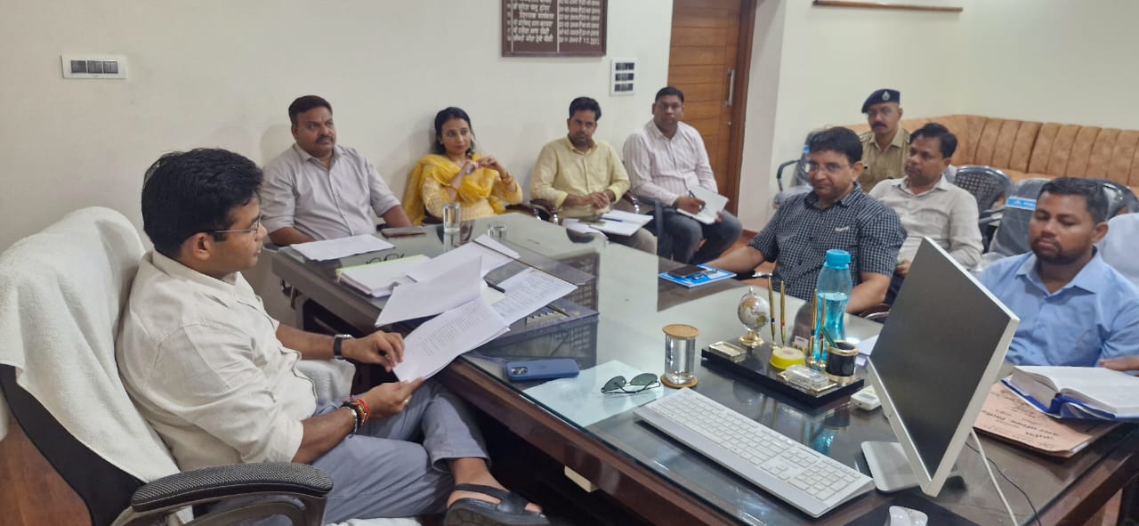  चित्तौड़गढ़ - जिला कलक्टर ने ली नगर परिषद अधिकारियों की समीक्षा बैठक
