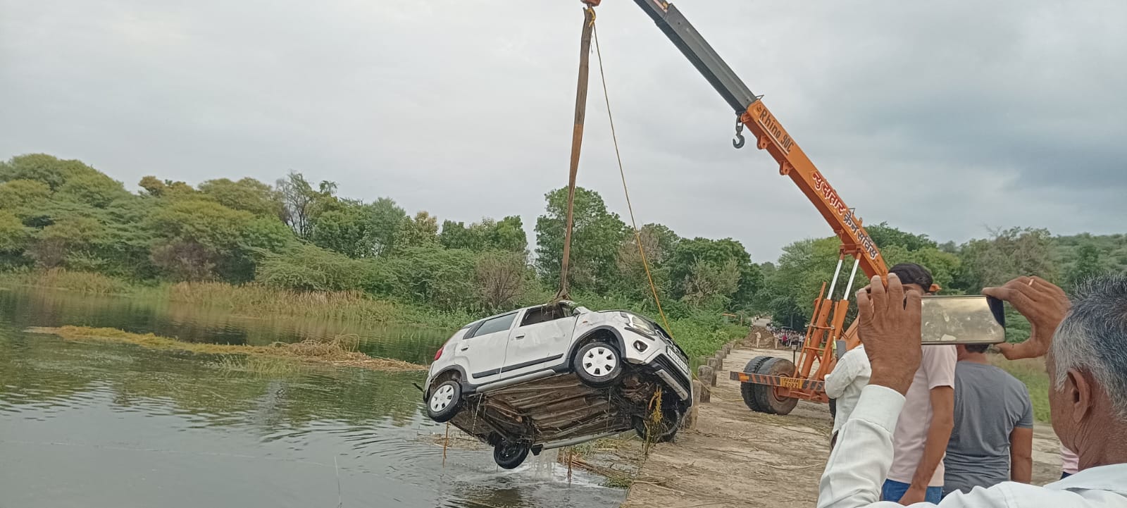 चित्तौड़गढ़ / राशमी -  बनास नदी में 5 किलोमीटर के दायरे में किया रेस्क्यू, घटना के 40 घंटे बाद भी नहीं मिला रूत्वी का शव