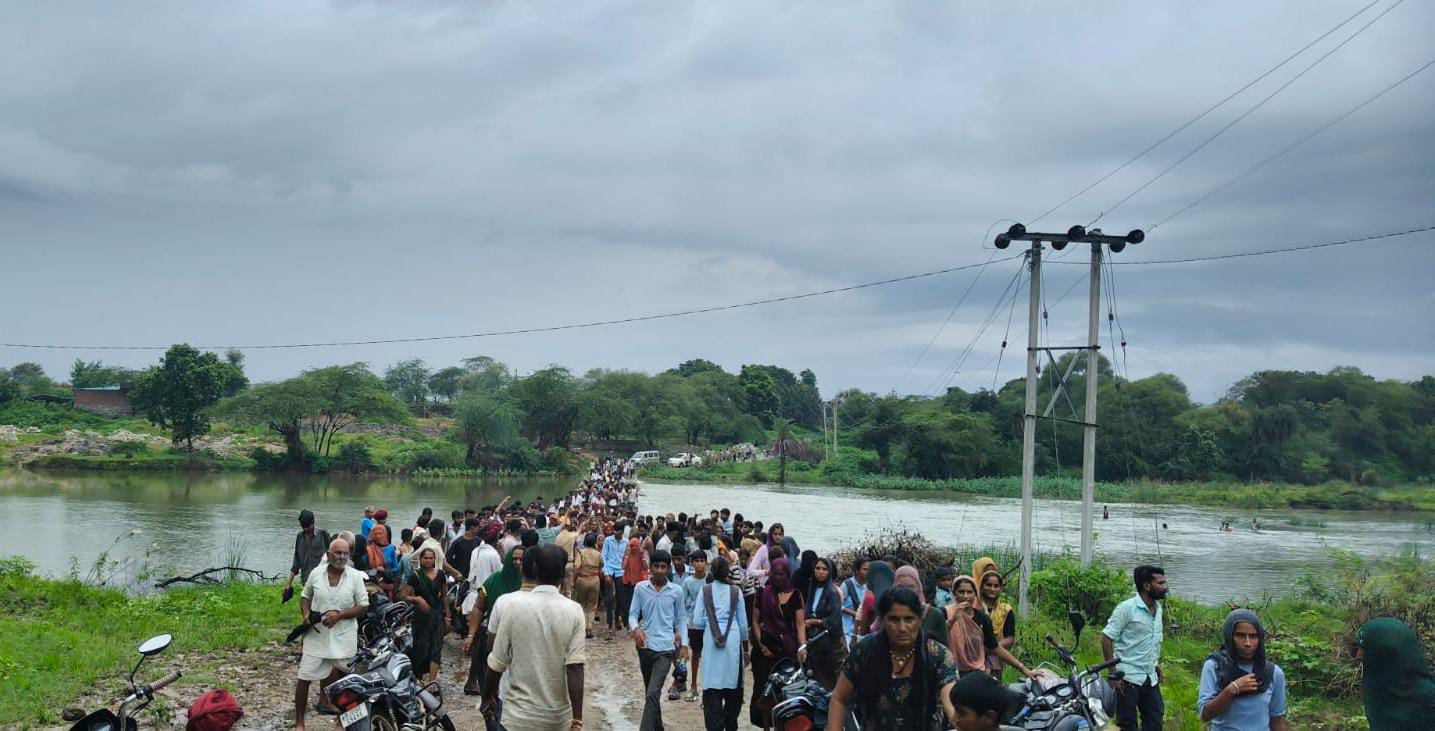 चित्तौड़गढ़ / बेंगू -  रूपारेल नदी में बहे एक ही परिवार के 5 लोग, 3 को बचाया 2 की तलाश जारी