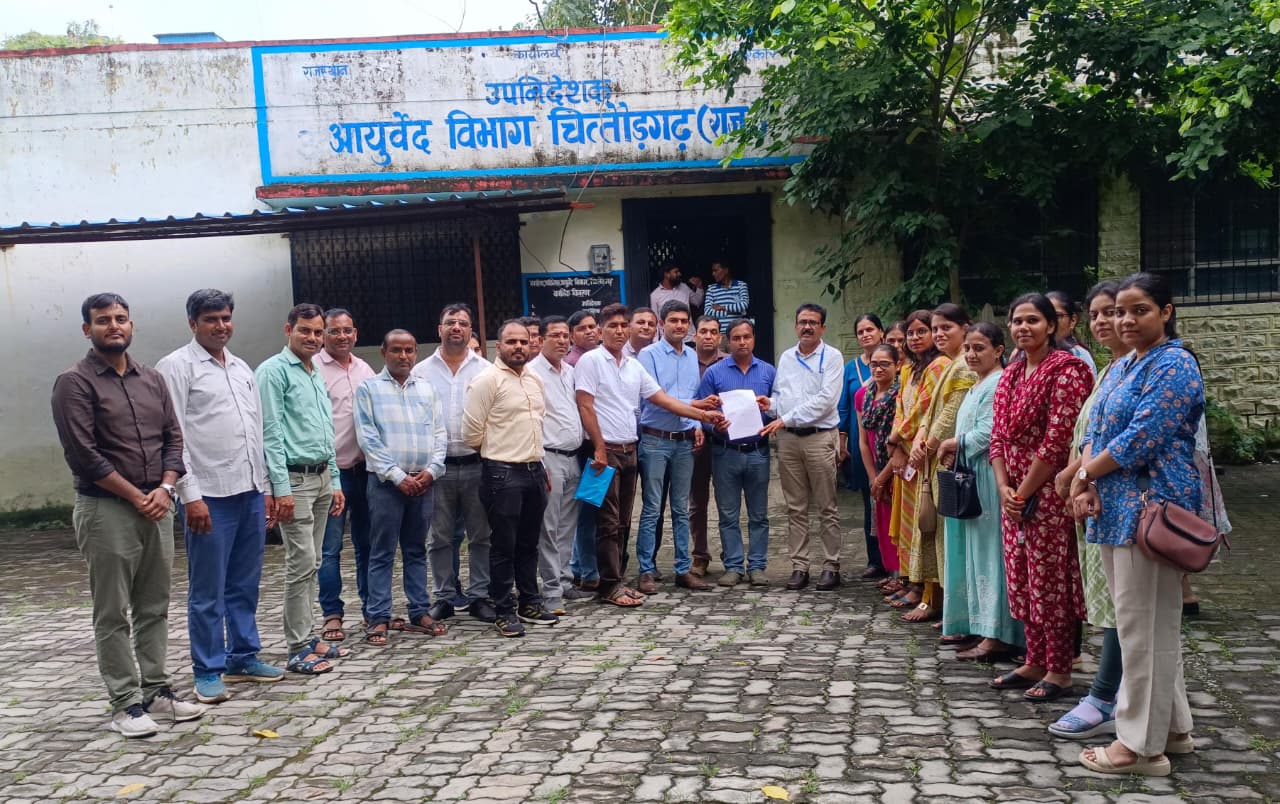 चित्तौड़गढ़  -  एएमएस ऐप से उपस्थिति दर्ज कराने के विरोध में आयुर्वेद चिकित्सा अधिकारी संघ ने सौंपा ज्ञापन