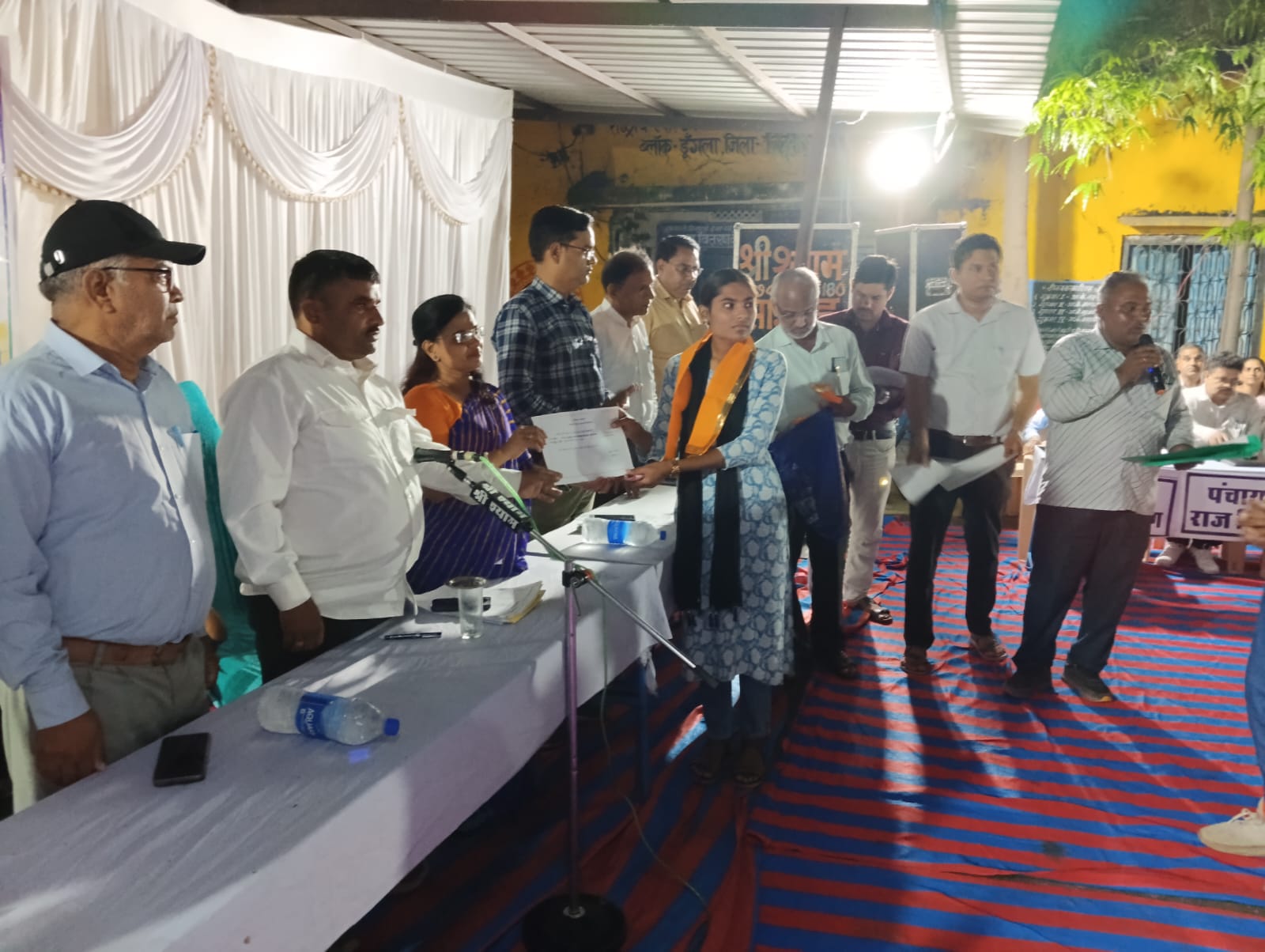 चित्तौड़गढ़ / डूंगला -  करसाना ग्राम पंचायत में रात्रि चौपाल आयोजित-अतिरिक्त जिला कलक्टर ने सुनी आमजन की समस्याएं