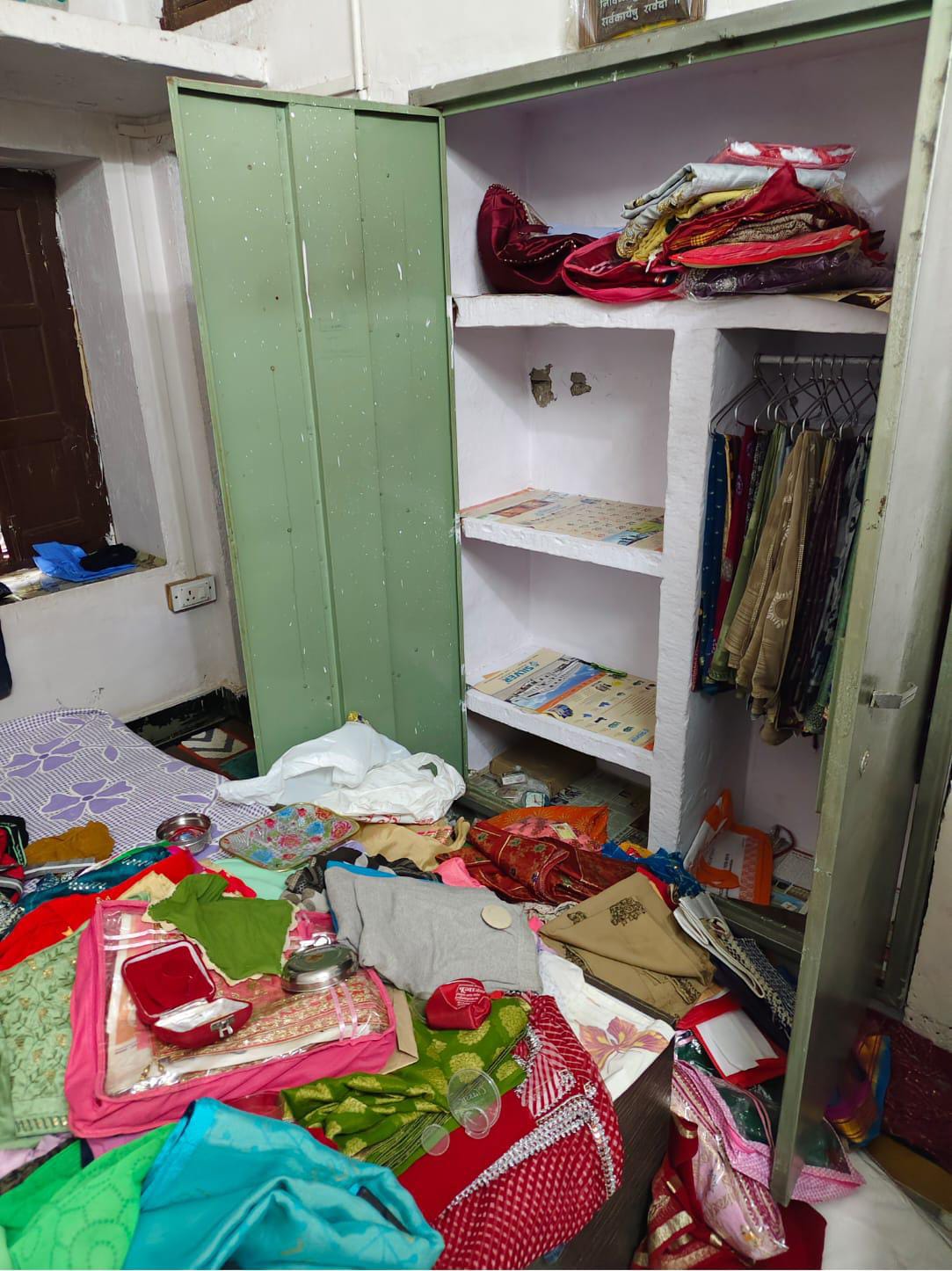 चित्तौड़गढ़  / डूंगला -  सोते रहे घर वाले, चोर ले उड़े लाखों का सामान