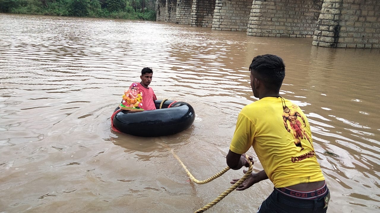 चित्तौड़गढ़ / निम्बाहेड़ा - निंबाहेड़ा में गणेश उत्सव का समापनः श्रद्धालुओं ने निकाली झांकियां, नदी के तट पर किया विसर्जन, विसर्जन स्थल पर पुलिस जाब्ता भी तैनात