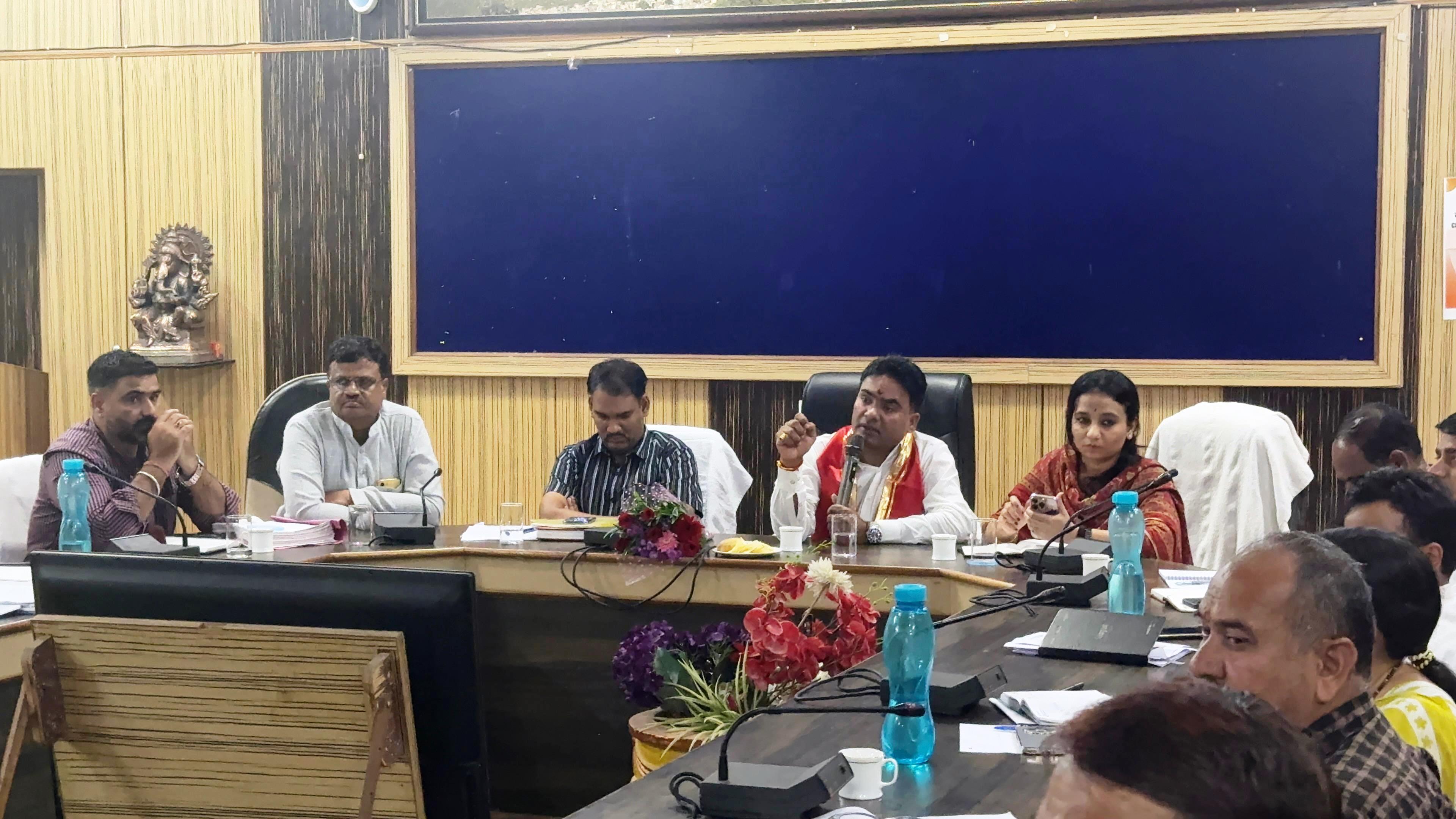 चित्तौड़गढ़ - विभागीय अधिकारी नियमित फील्ड में दौरा कर आमजन को राहत पहुचाएं - आक्या