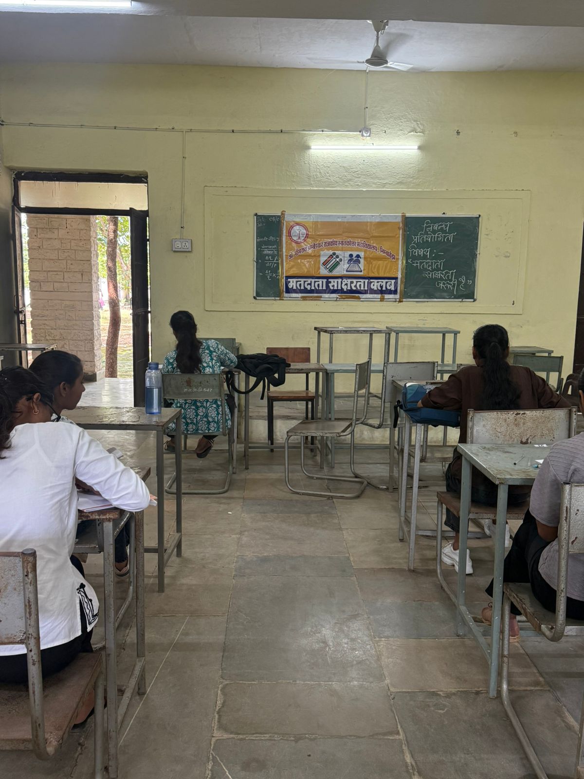 चित्तौड़गढ़ / निम्बाहेड़ा - मतदाता साक्षरता जरूरी है विषय पर निबंध प्रतियोगिता आयोजित