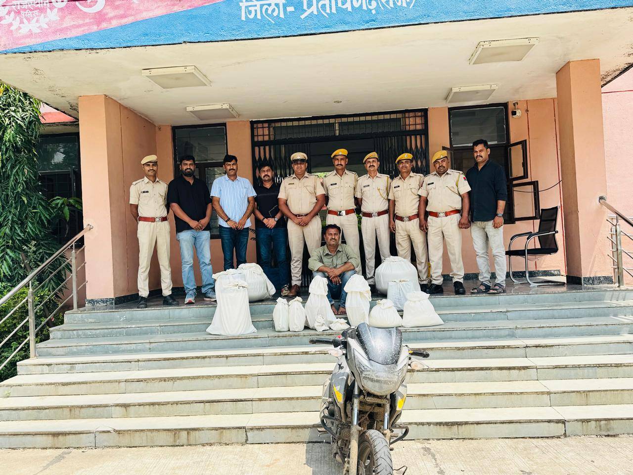 चित्तौड़गढ़ - एमडी ड्रग्स फैक्ट्री का भंडाफोड़, 50 करोड़ की एमडी ड्रग्स व केमिकल के साथ 25 हजार का मोस्ट वांटेड तस्कर गिरफ्तार