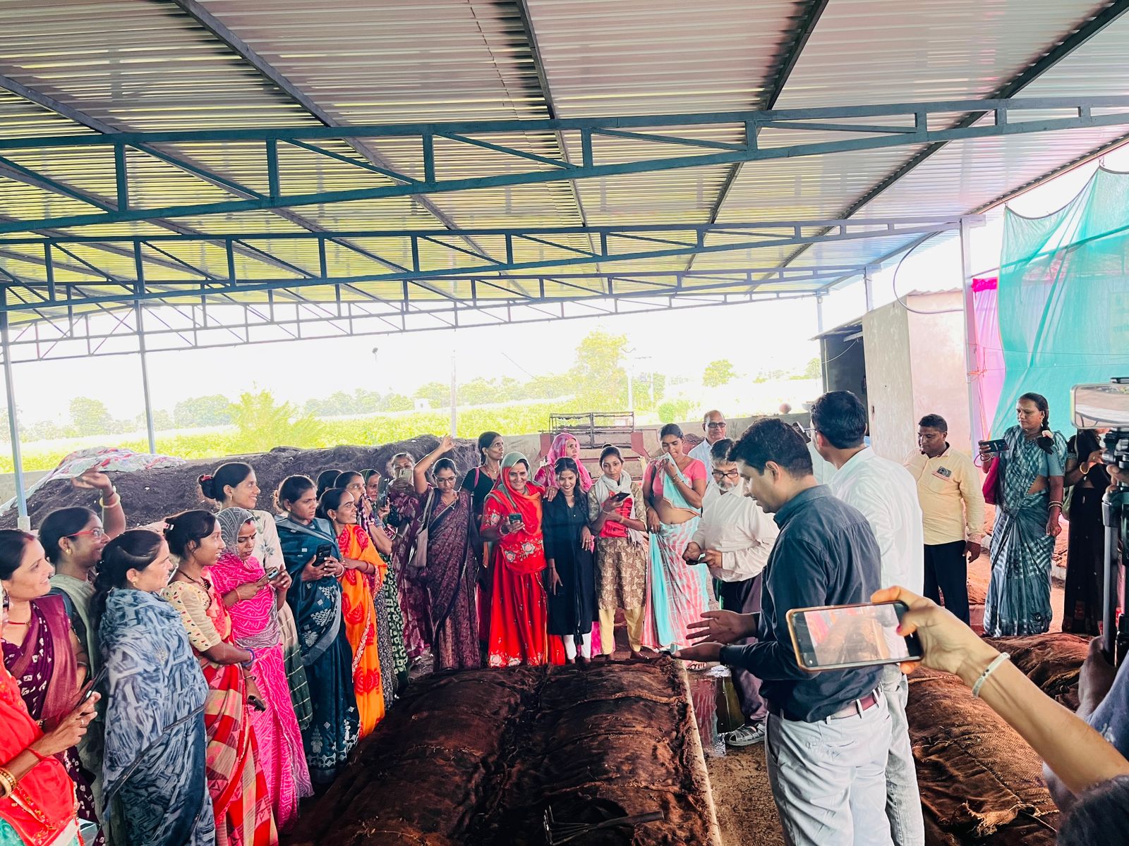 चित्तौड़गढ़ - राष्ट्रीय प्राकृतिक मिशन अंतर्गत कृषि सखियों का वर्मी कंपोस्ट यूनिट विजिट