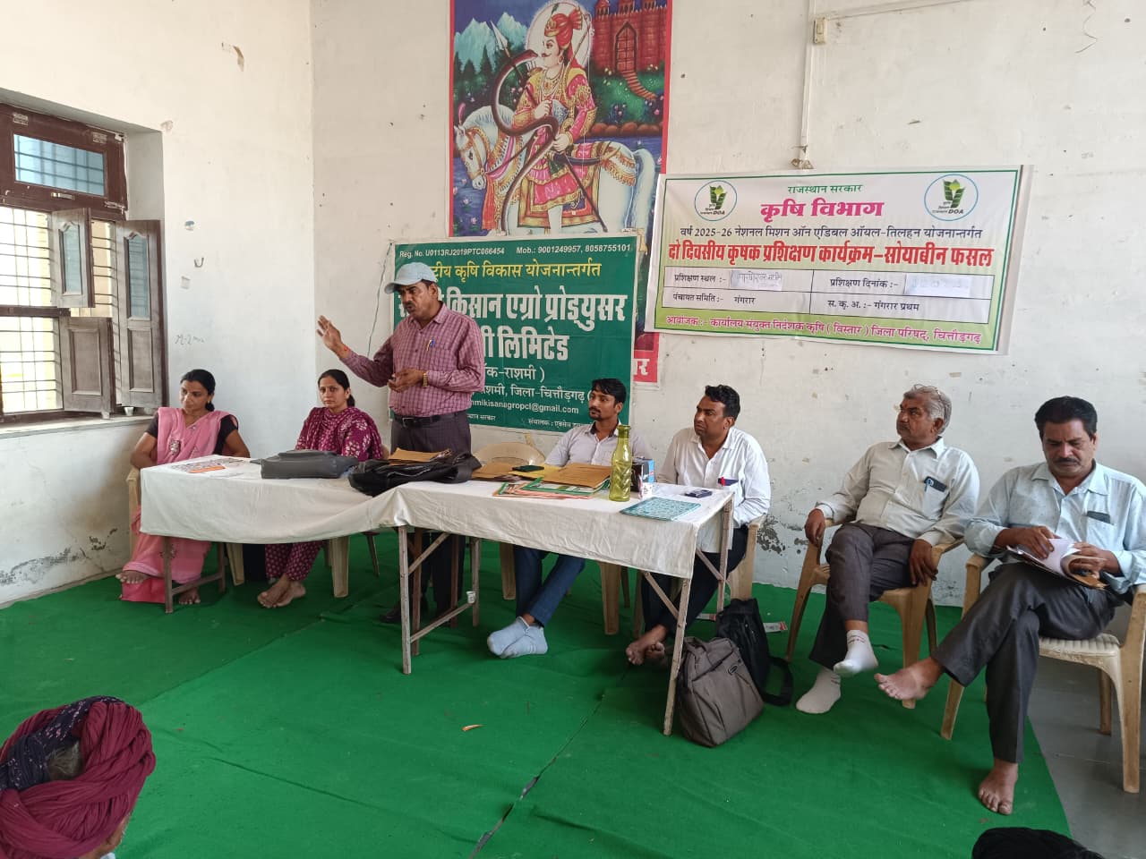 चित्तौड़गढ़ - वैज्ञानिको ने किसानों को सोयाबीन एवं तिलहन फसलो के उत्पादन पर फायदो की तकनीकी जानकारी दी