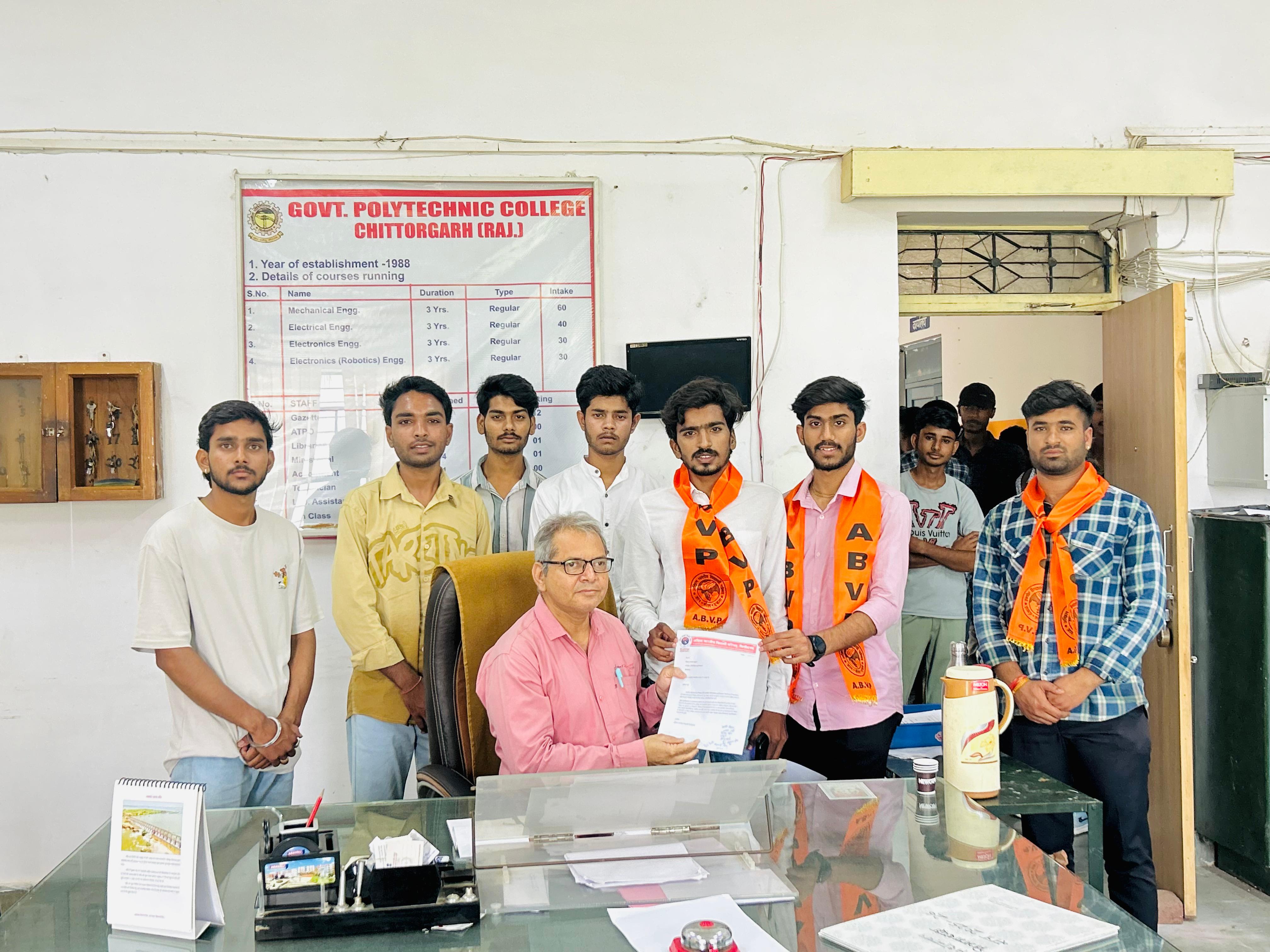 चित्तौड़गढ़ - अभाविप की राजकीय पॉलिटेक्निक कॉलेज इकाई ने प्राचार्य को ज्ञापन सौंपा