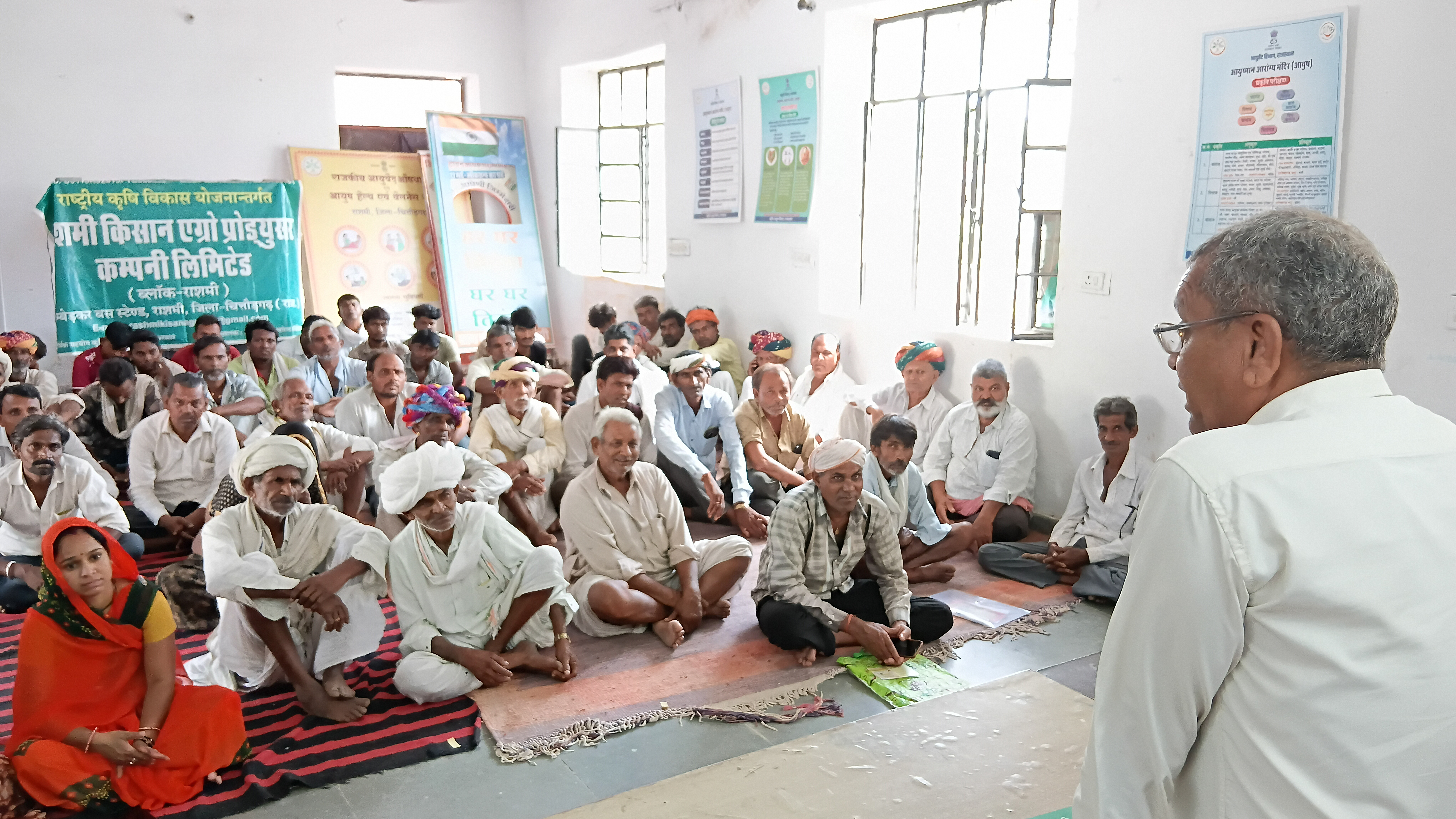 चित्तौड़गढ़ / राशमी - प्रशिक्षण में किसानों को सोयाबीन एवं तिलहन फसलो के उत्पादन व फायदो की तकनीकी जानकारी दी