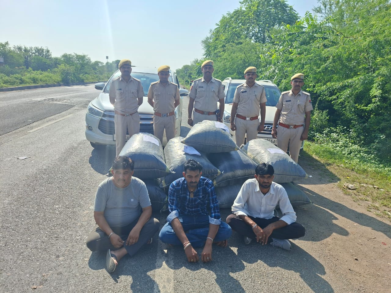 चित्तौड़गढ़ / निम्बाहेड़ा - कार से 166 किलो डोडा-चुरा पकड़ा, 90 ग्राम अफीम जब्त, पायलेटिंग करतेे हुए कार जब्त