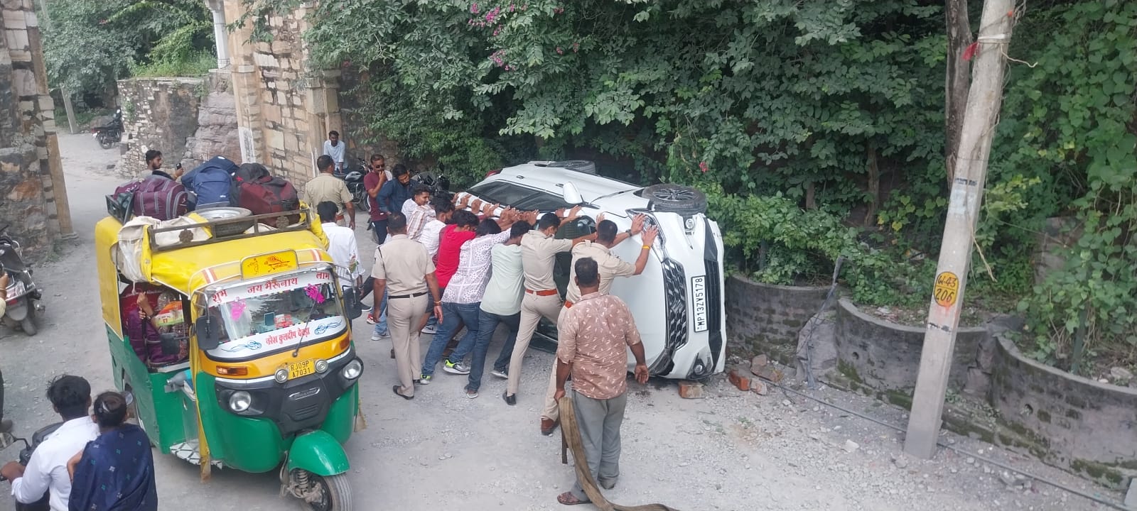 चित्तौड़गढ़ - दुर्ग पर चढ़ते इंदौर के पर्यटकों की कार पलटी, क्षतिग्रस्त सड़क के कारण हादसा