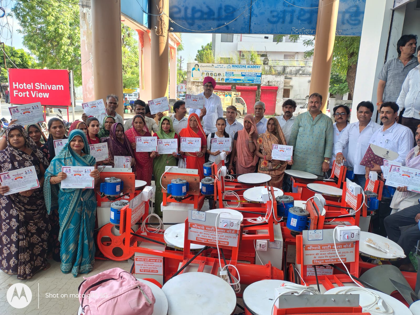 चित्तौड़गढ़ - माटी कला कामगारों को निशुल्क मिली विद्युत चलित चाक व मिट्टी गुंथने की मशीनें