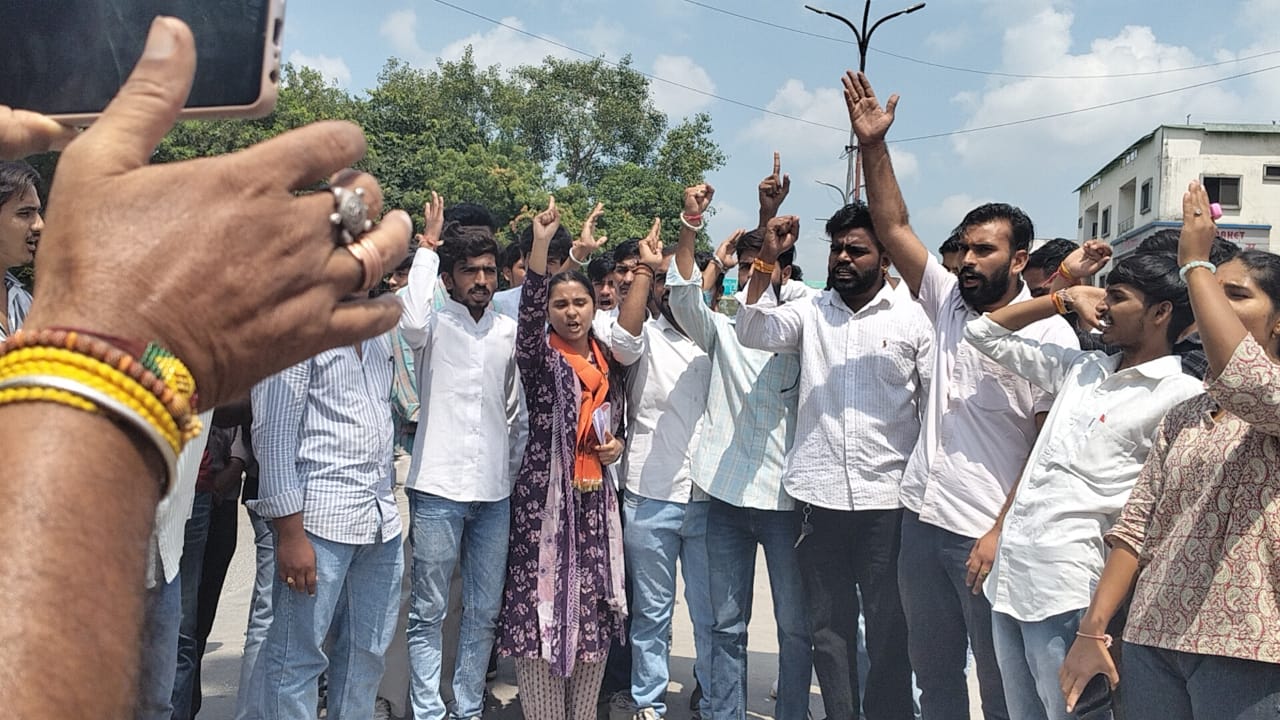 चित्तौड़गढ़ - सुविवि कुलगुरु द्वारा अकबर और औरंगजेब को महान बताने वाले बयान का हुआ विरोध