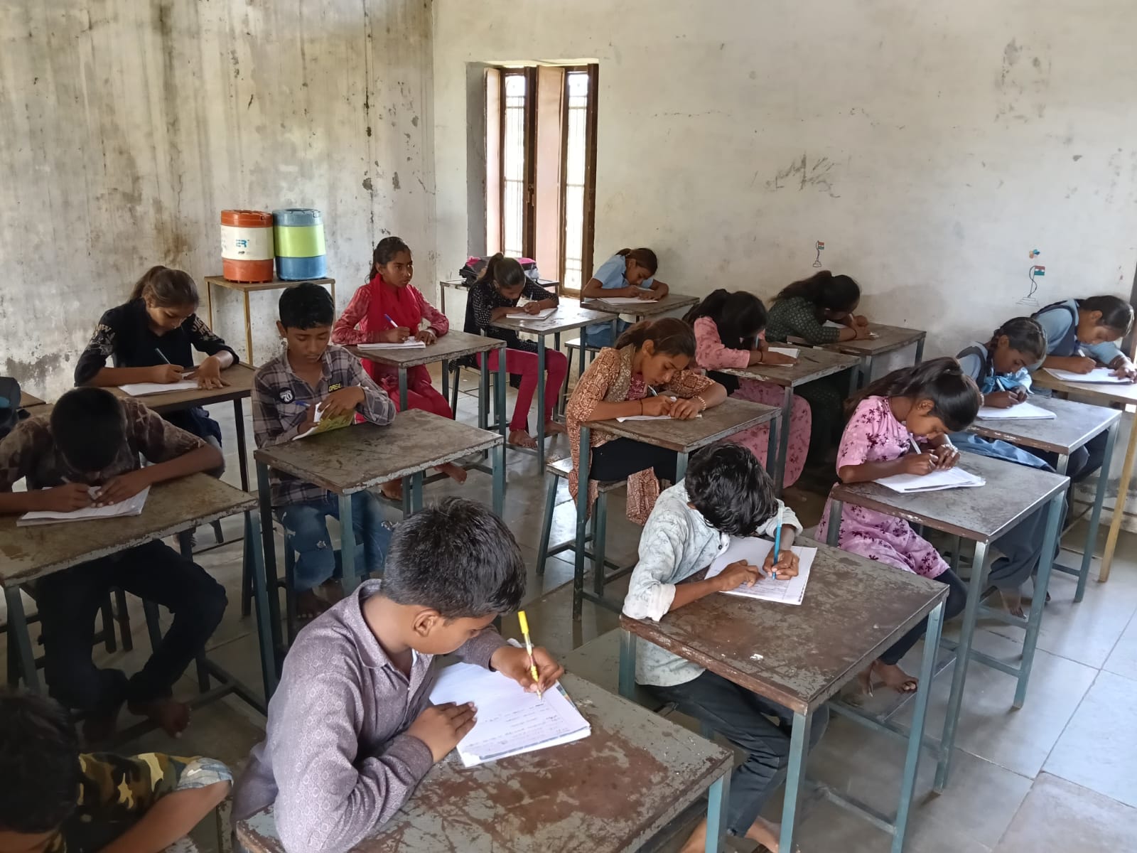 चित्तौड़गढ़ / चिकारड़ा - मतदाता जागरूकता अभियान के तहत नीमगांव विद्यालय में हुआ निबंध प्रतियोगिता का आयोजन