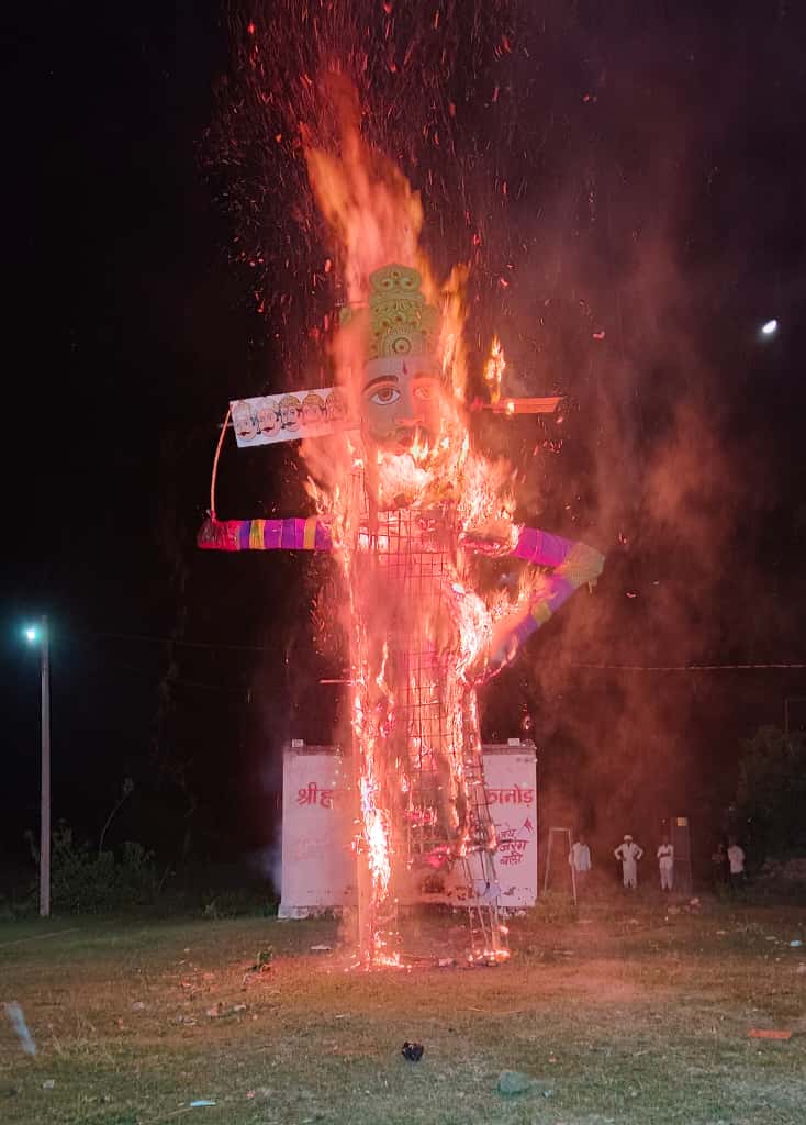 चित्तौड़गढ़ / कानोड़ - जय श्री राम के उद्घोष के साथ धूं - धूं कर जला दशानन 